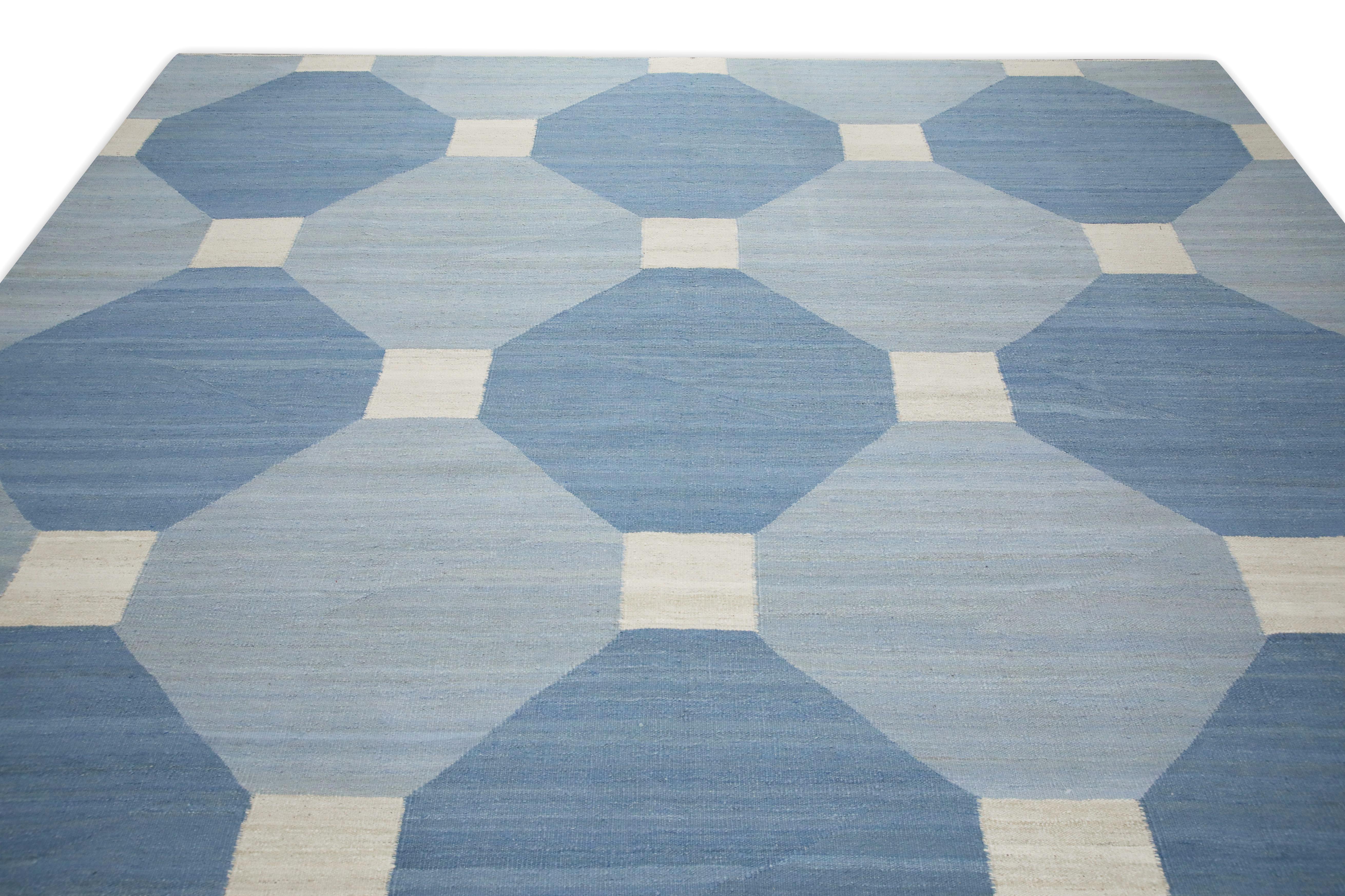 Blauer handgefertigter Flachgewebe-Wollteppich in geometrischem Design 9'8