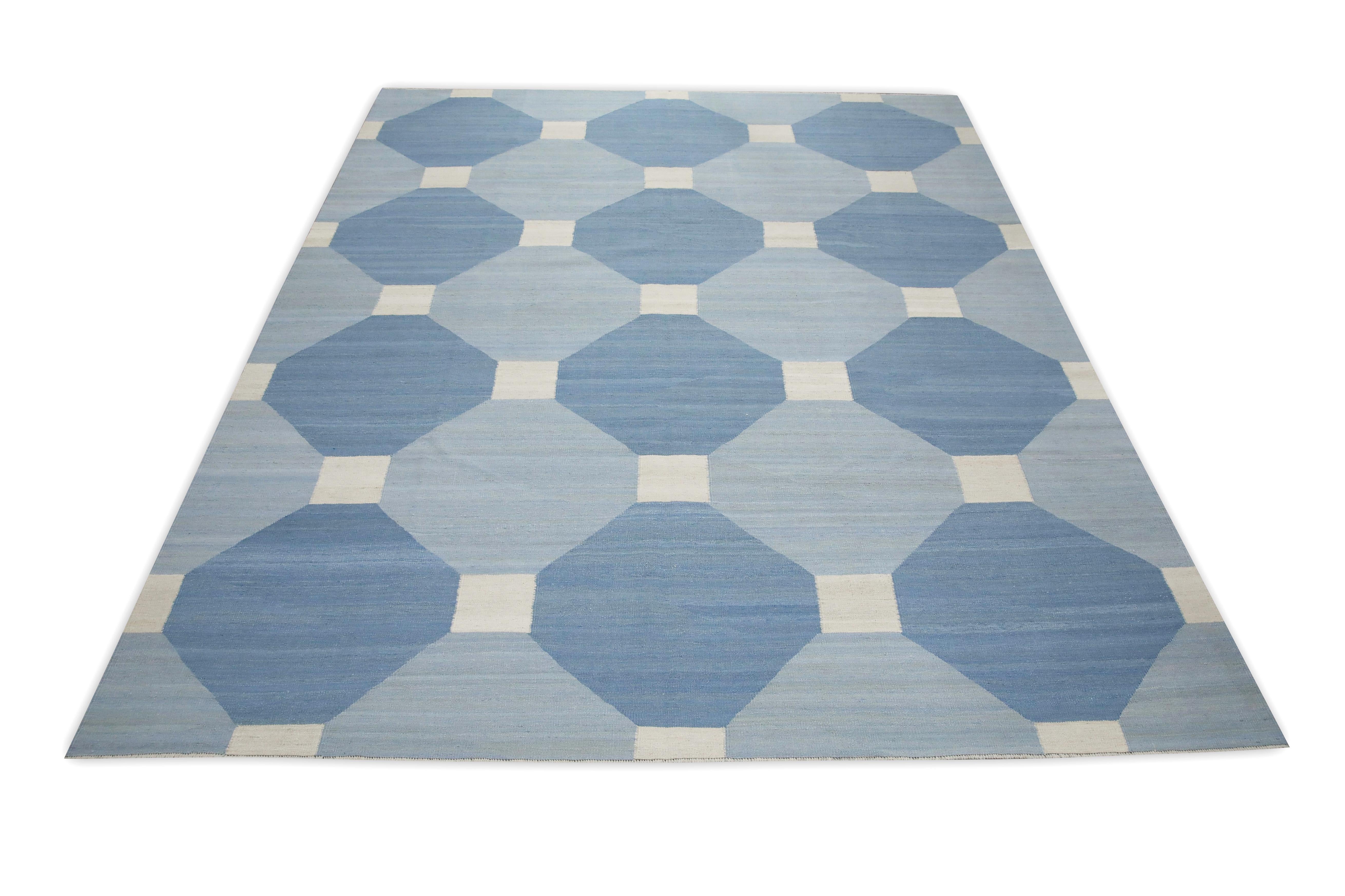 Blauer handgefertigter Flachgewebe-Wollteppich in geometrischem Design 9'8
