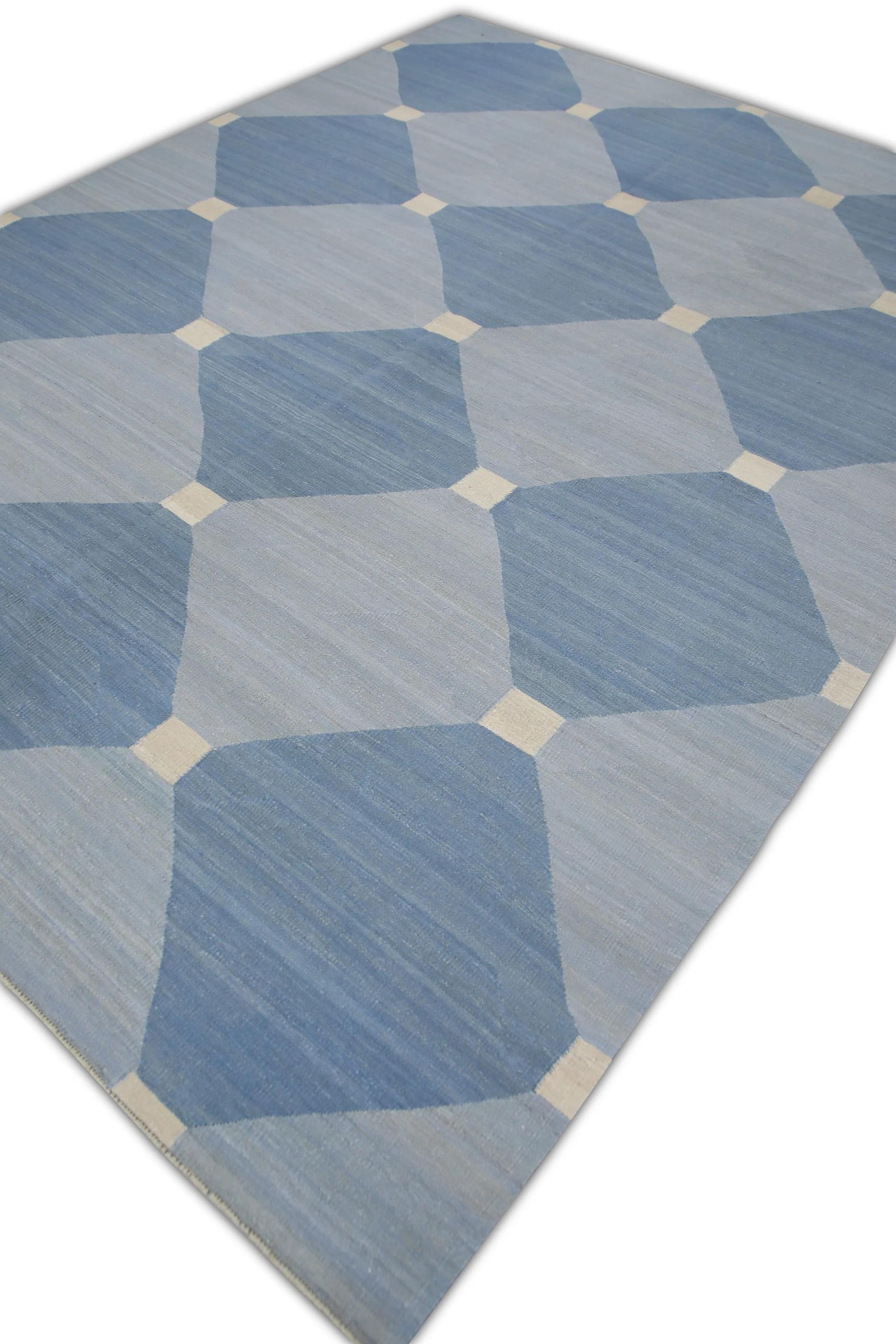 Verwandeln Sie Ihren Lebensraum mit dem blauen, geometrischen Muster des handgefertigten Wollteppichs mit den Maßen 8'4
