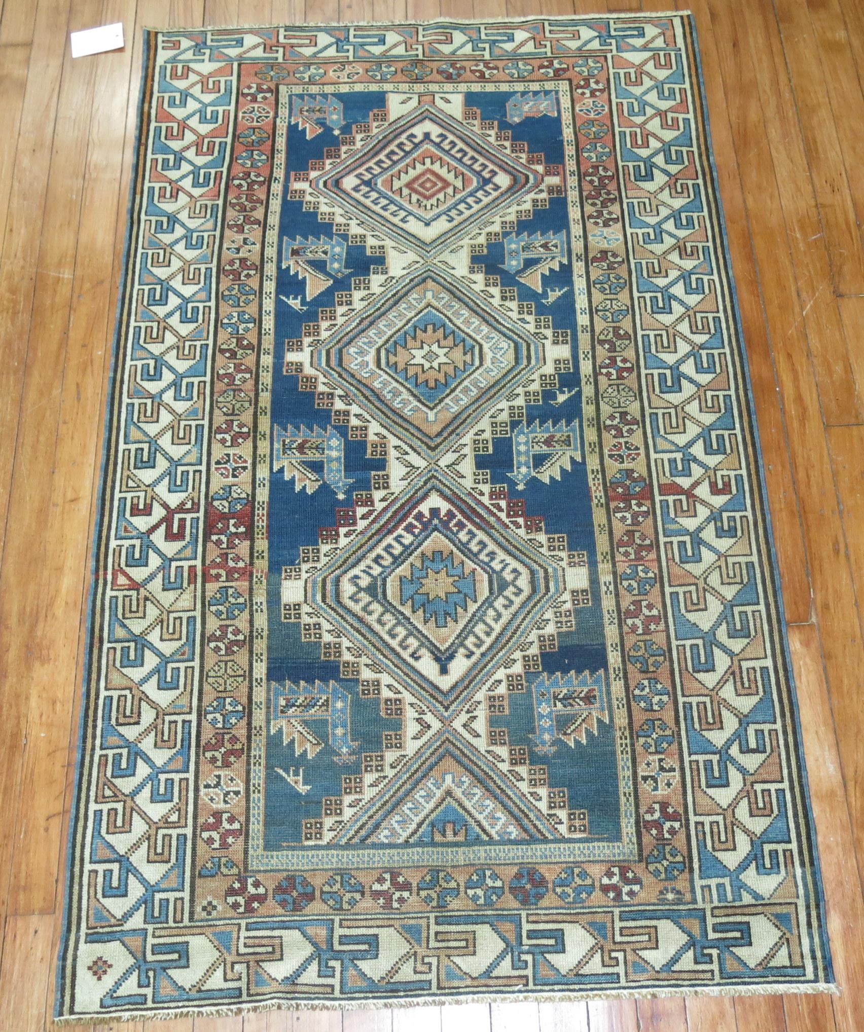 Blauer geometrischer Kazak-Teppich in Blau (Handgewebt) im Angebot