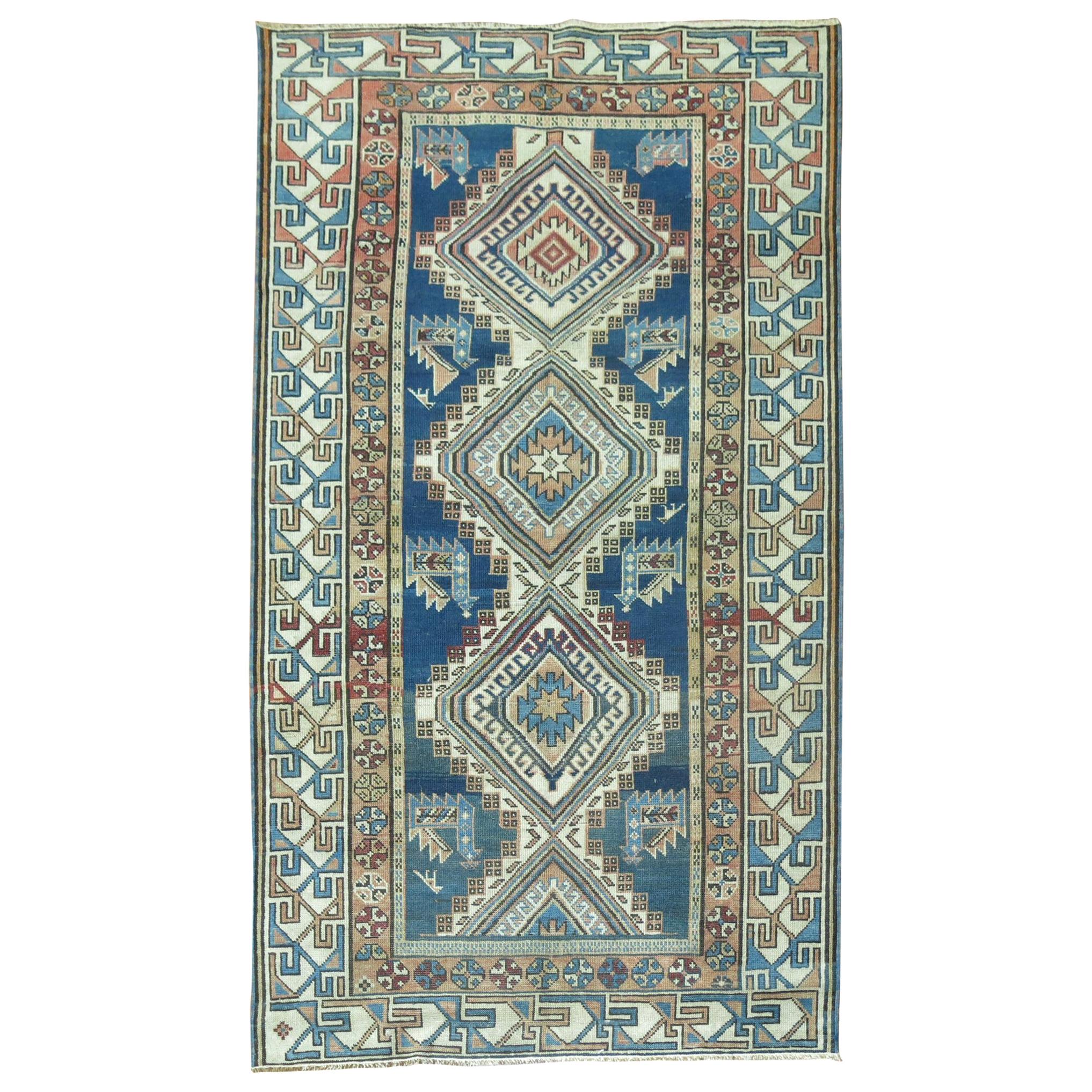 Blauer geometrischer Kazak-Teppich in Blau im Angebot