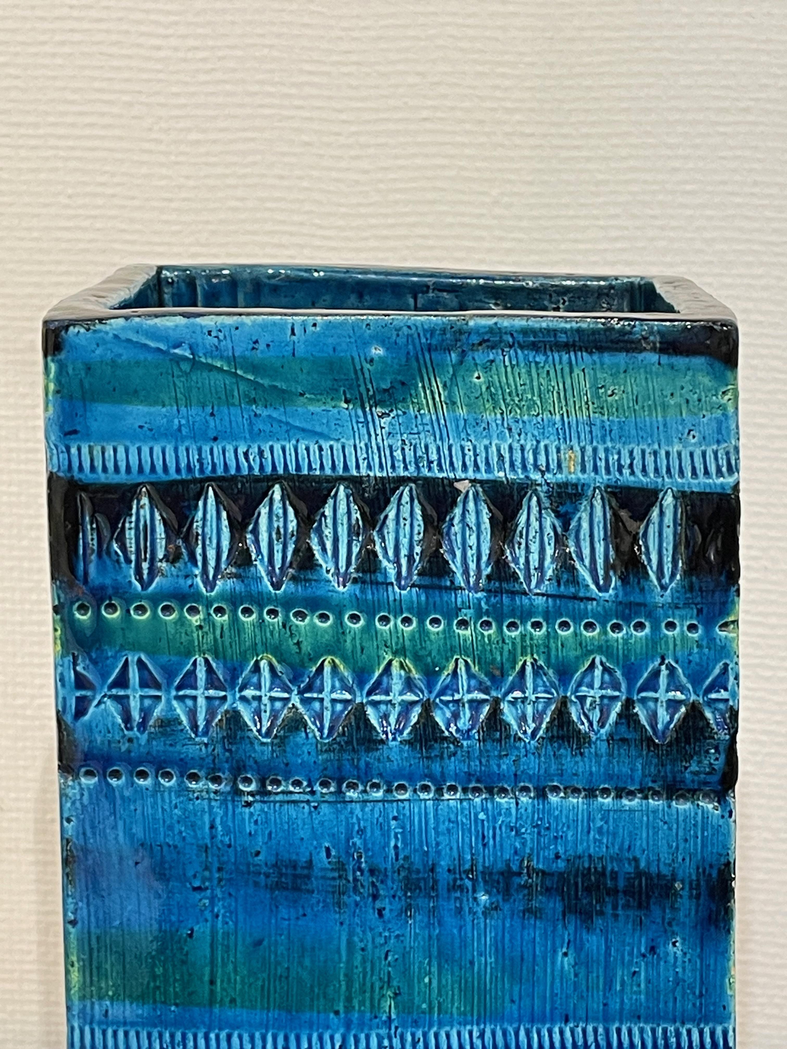 Français Grand vase rectangulaire bleu à motif géométrique, France, milieu du siècle dernier en vente