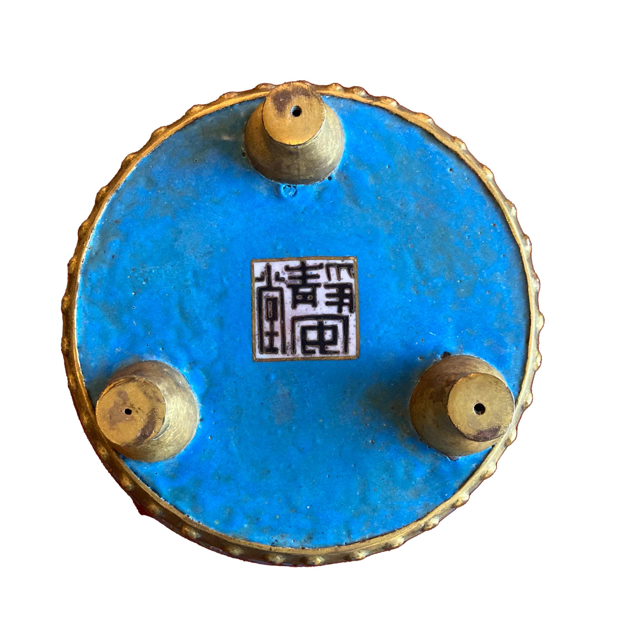 Qing Plat cloisonné en bronze doré bleu en vente