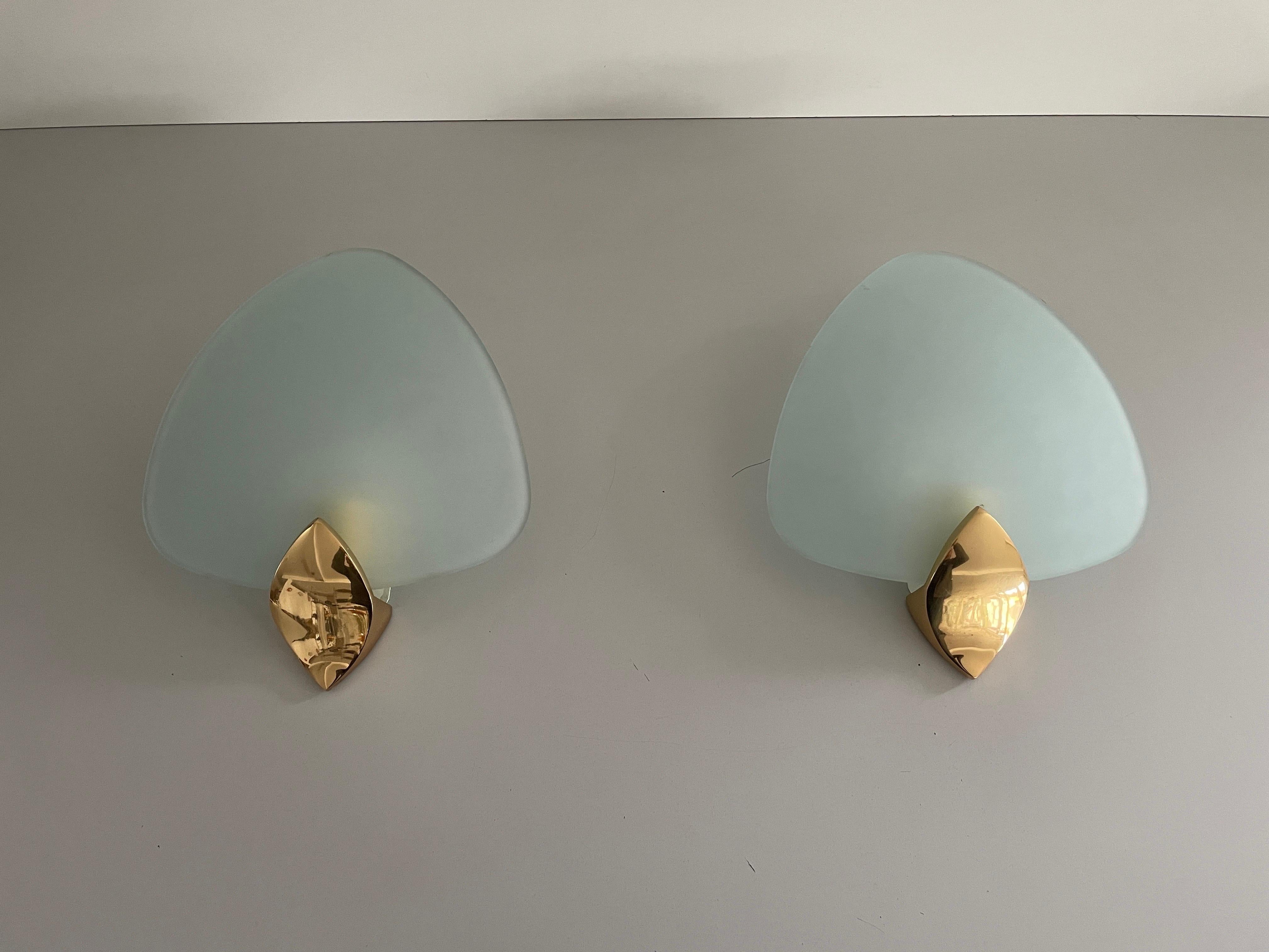Coppia di lampade in vetro blu e ottone, anni '70, Italia

Le lampade sono in ottime condizioni vintage. 

Questa lampada funziona con  Lampadine E27. 
Cablato e adatto all'uso con 220V e 110V per tutti i paesi.


Misure:
Altezza: 37 cm 
Larghezza: