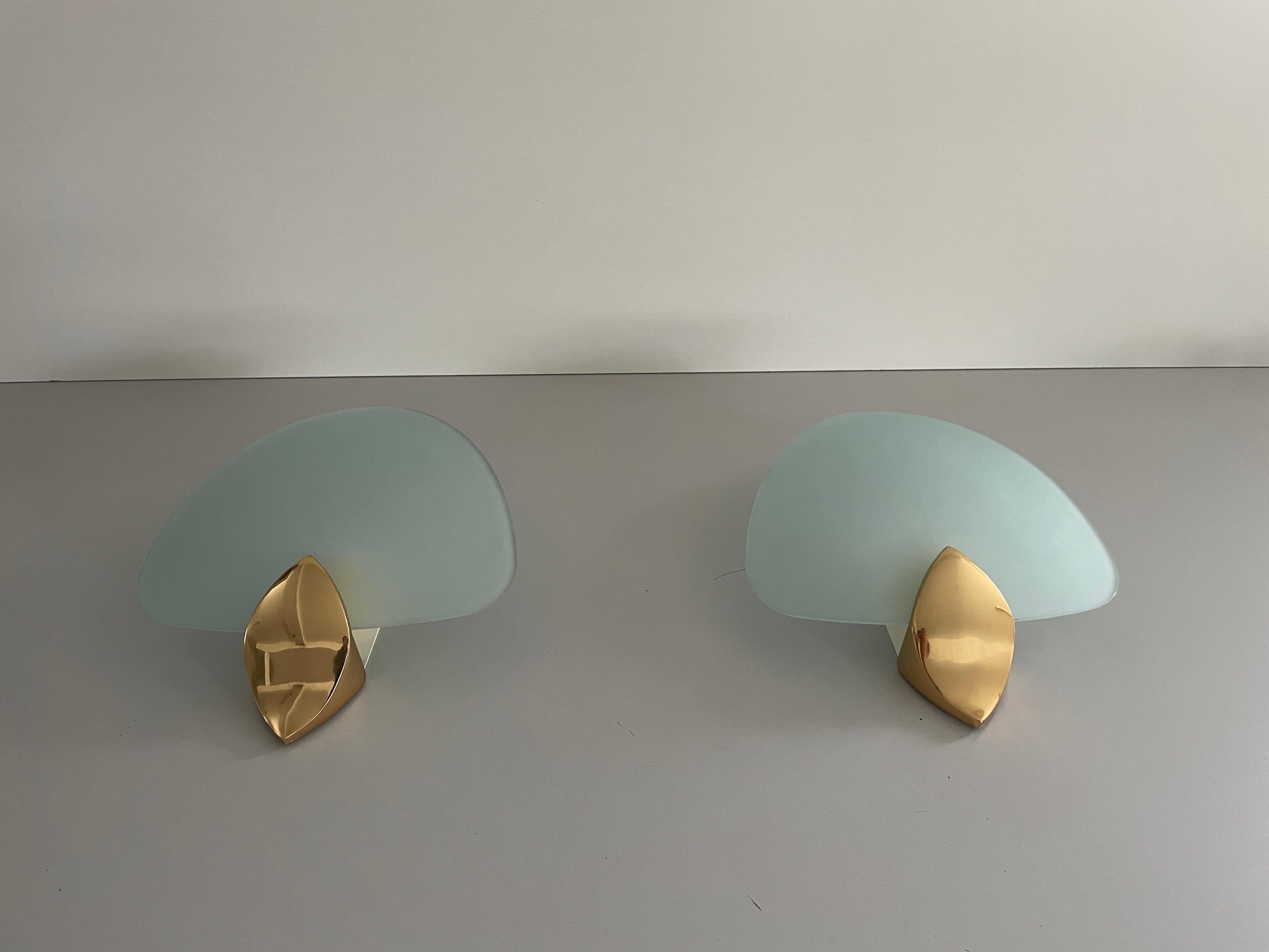 Italiano Coppia di lampade in vetro blu e ottone, anni '70, Italia in vendita