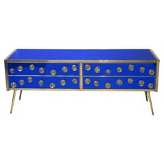 Aparador de cristal azul y latón con 28 joyas de Murano y cuatro cajones disponibles