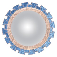 Konvexer Spiegel aus blauem Glas und Harz im Mazarin-Stil.