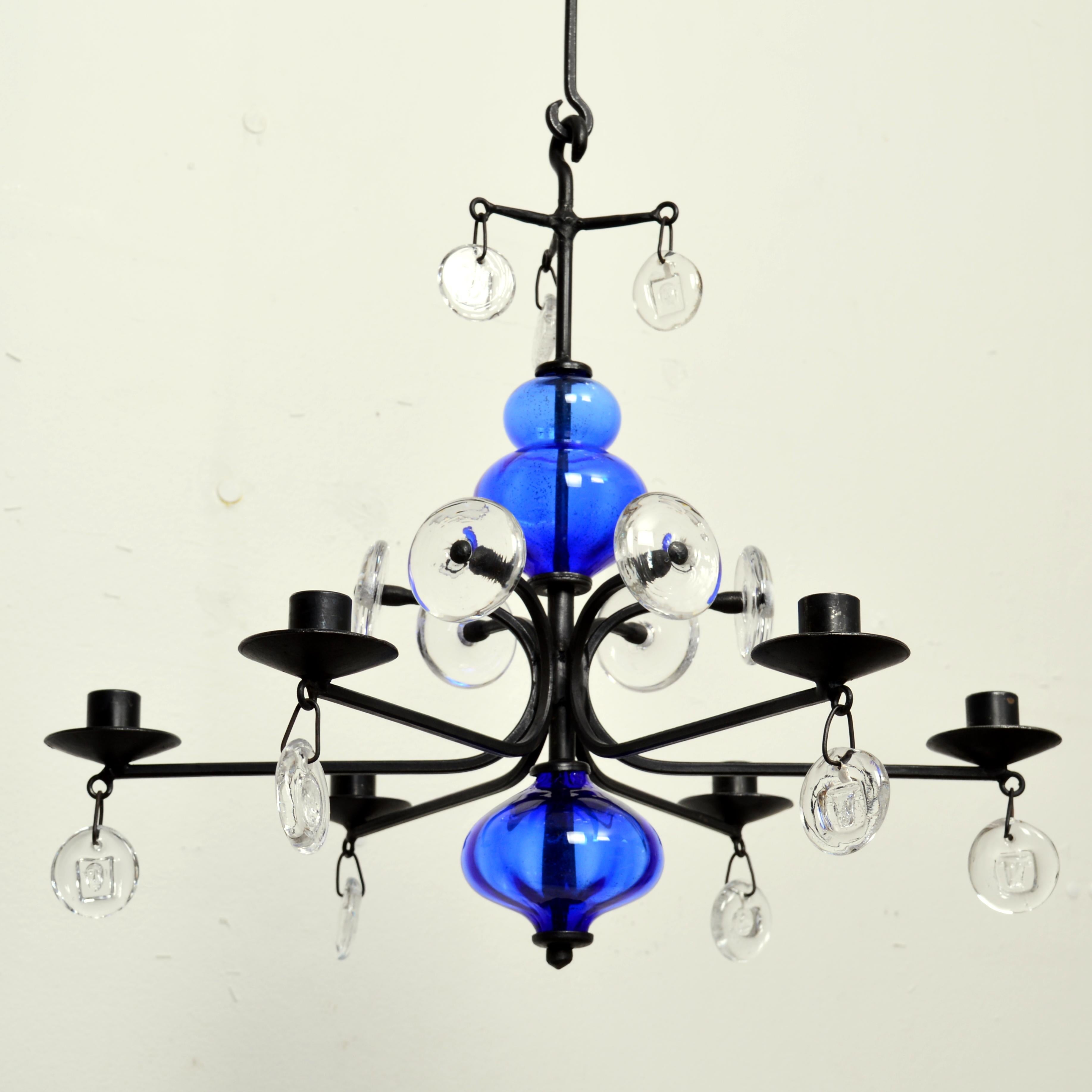 Scandinave moderne Chandelier en verre bleu et fer forgé Candelabra by Erik Höglund Sweden en vente