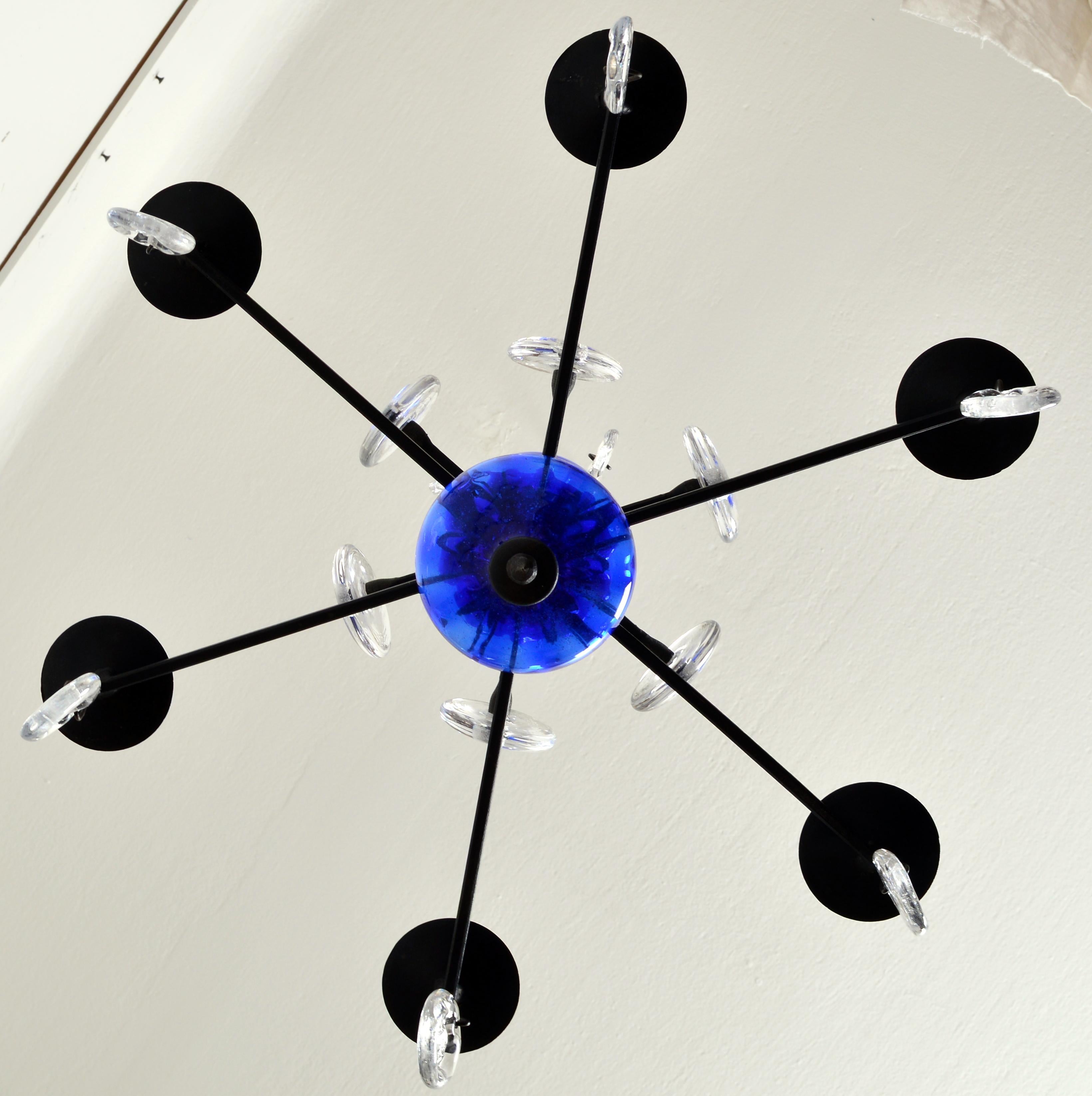 Milieu du XXe siècle Chandelier en verre bleu et fer forgé Candelabra by Erik Höglund Sweden en vente