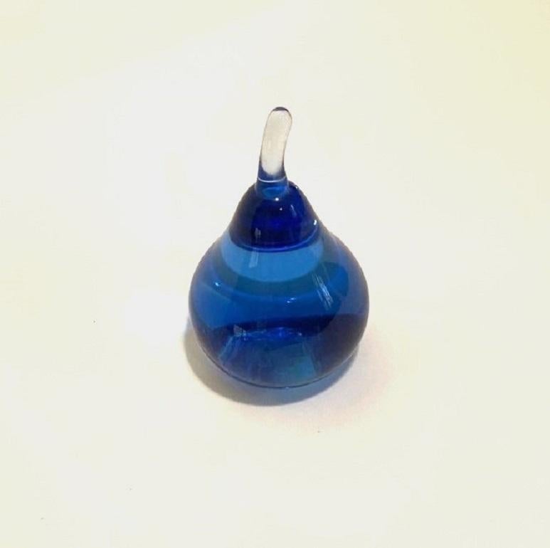 Blue Glass Apple Paperweight In Excellent Condition For Sale In North Salem, NY