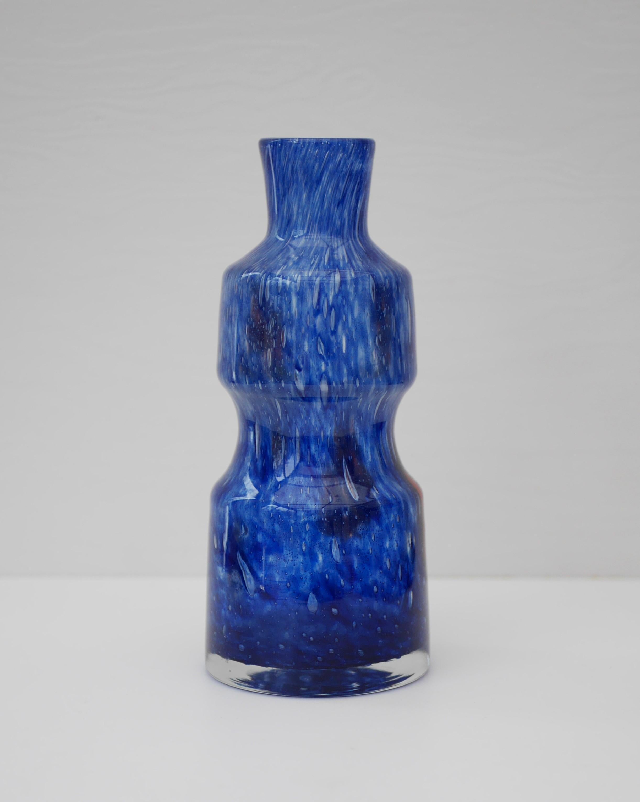 Blaue Glaskunstvase aus 'Prachen' Glass Works (Moderne der Mitte des Jahrhunderts) im Angebot