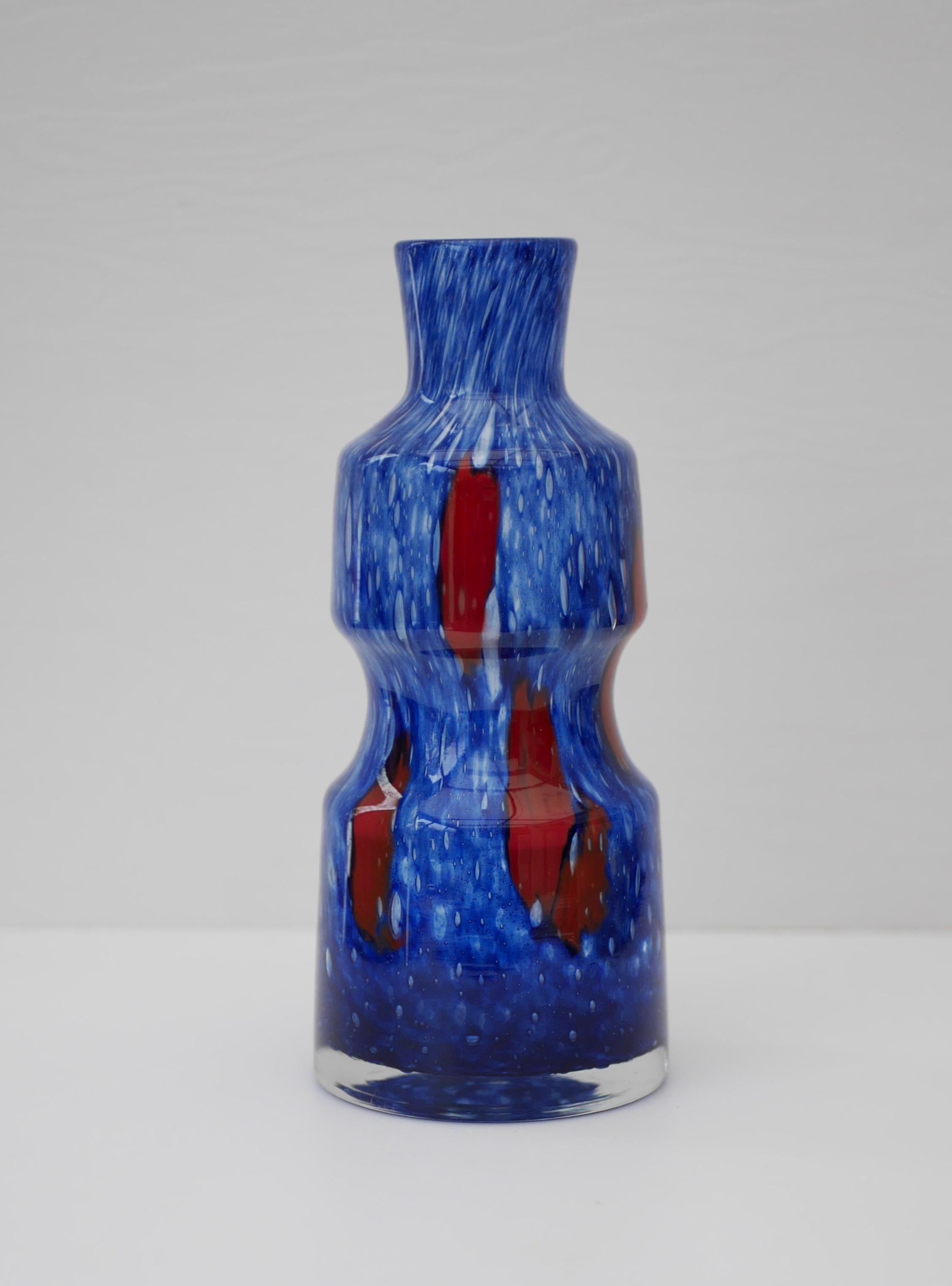 Tchèque Vase d'art en verre bleu de Prachen en vente