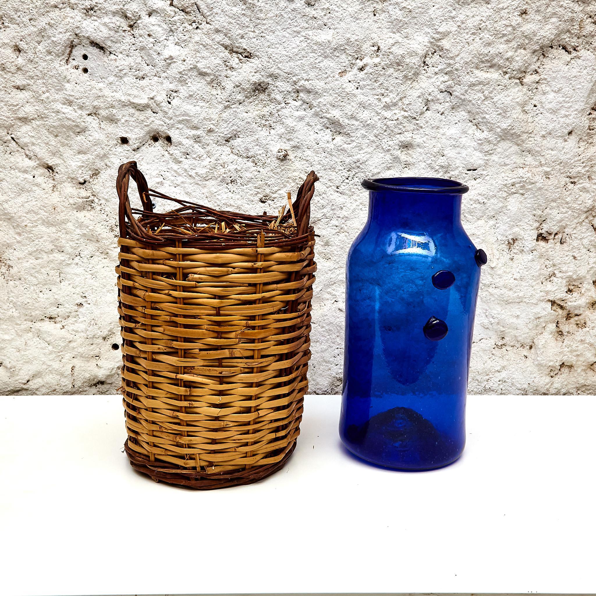 Osier Bouteille en verre bleu avec panier en osier, vers 1930 en vente