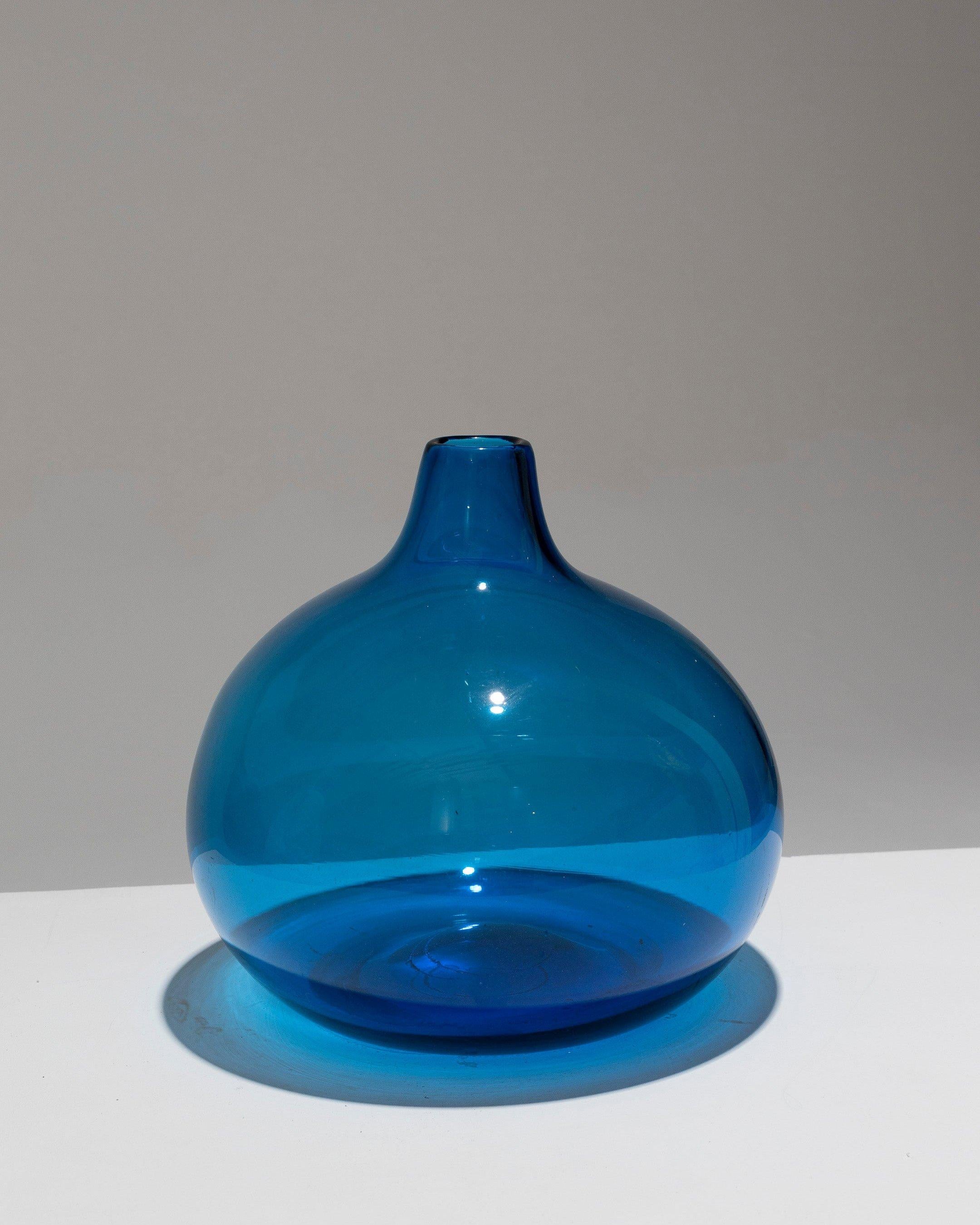Vaso di vetro turchese-blu a forma di bolla irregolare. Collo stretto. 1960'S. Ottime condizioni. Dv1454. 