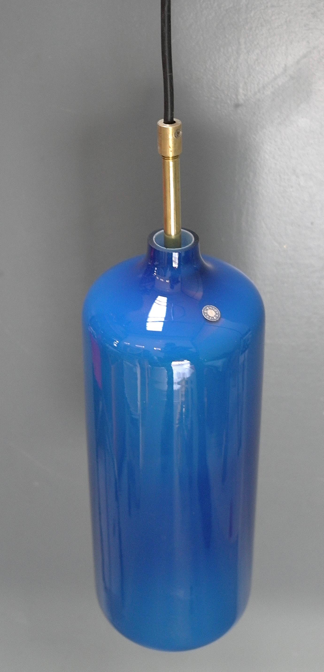 Mid-Century Modern 3x lampes à suspension à cylindre en verre bleu par Uno & sten Kristiansson, Suède, années 1960 en vente