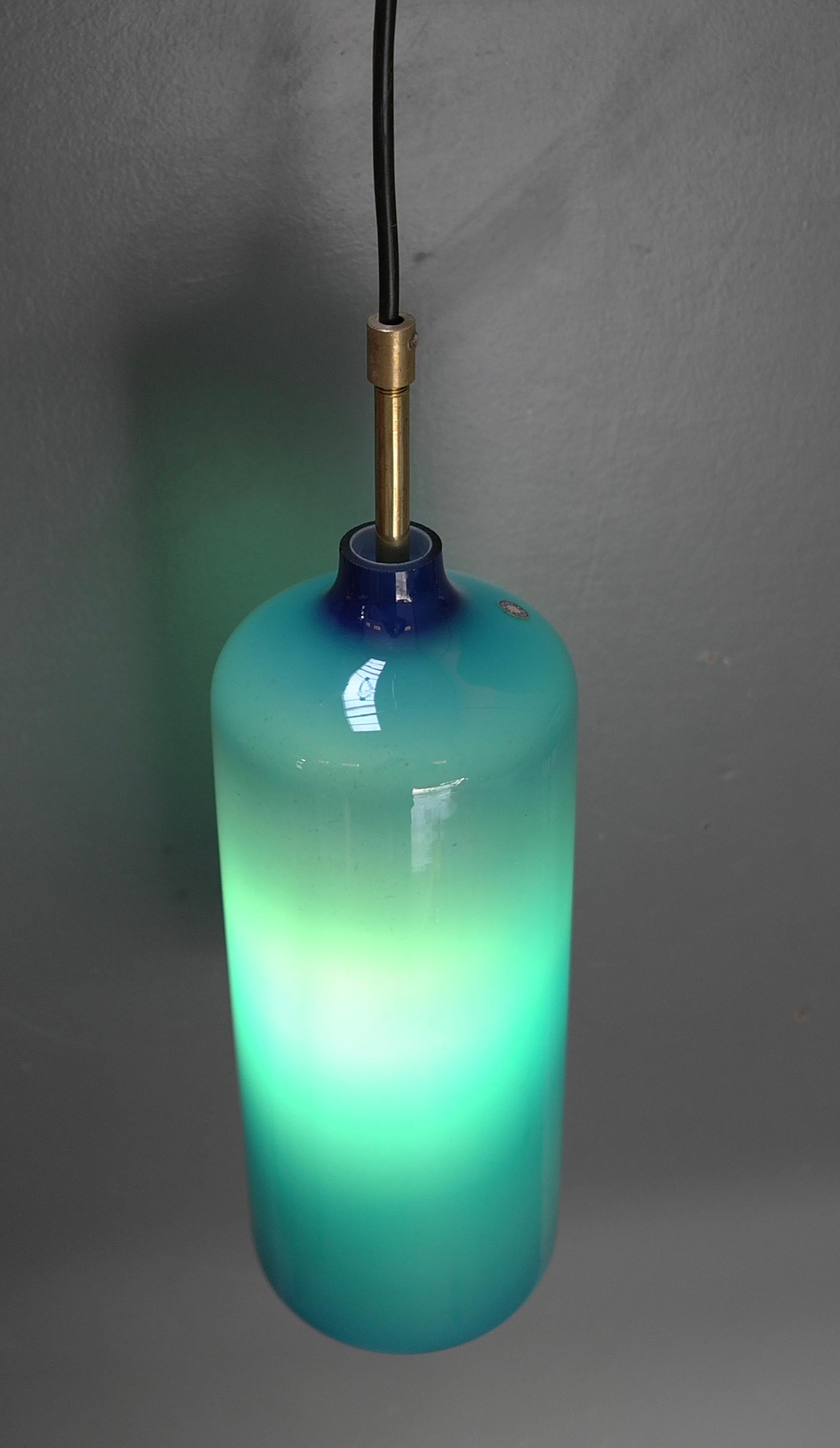 Milieu du XXe siècle 3x lampes à suspension à cylindre en verre bleu par Uno & sten Kristiansson, Suède, années 1960 en vente