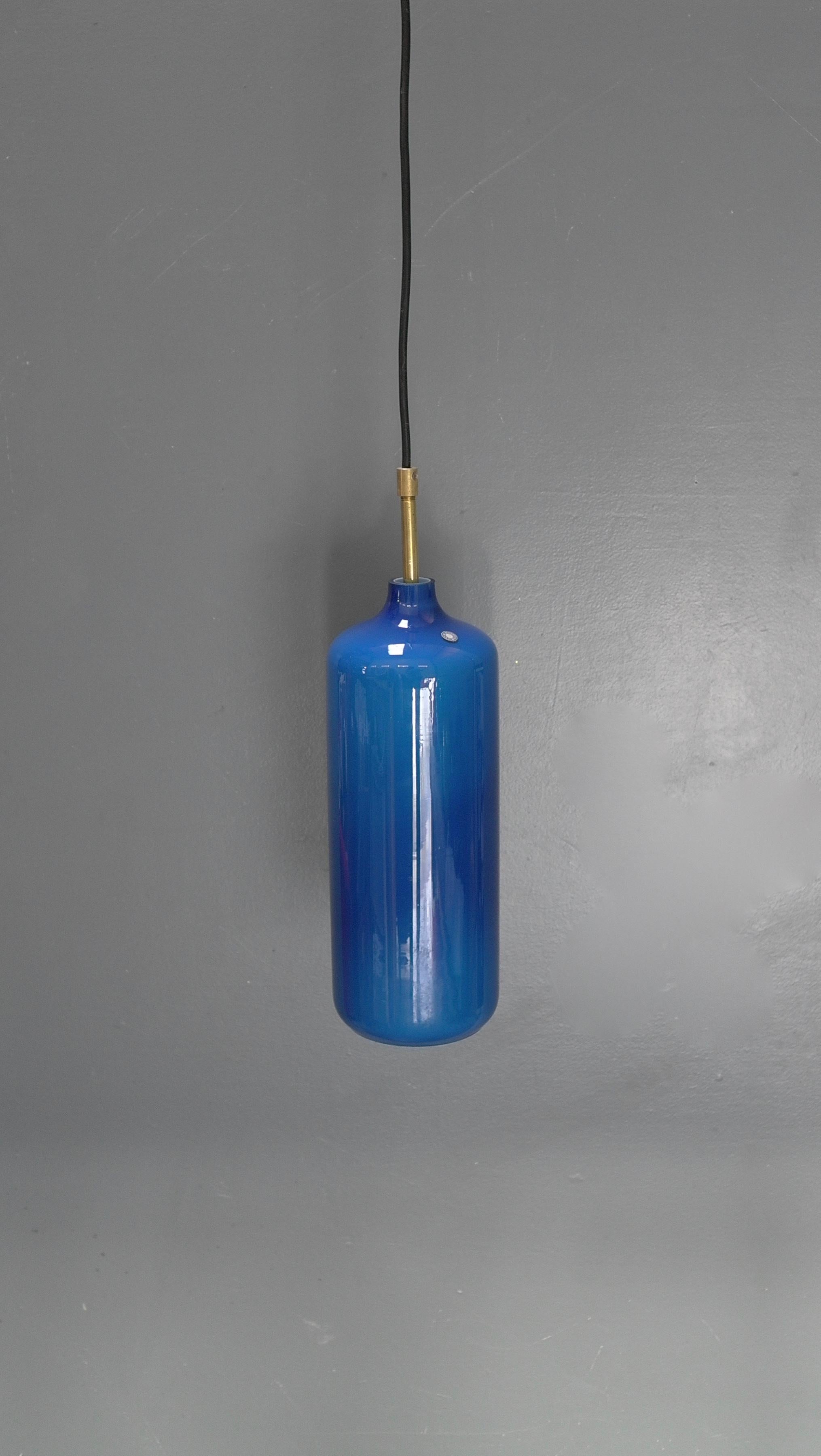 Verre 3x lampes à suspension à cylindre en verre bleu par Uno & sten Kristiansson, Suède, années 1960 en vente