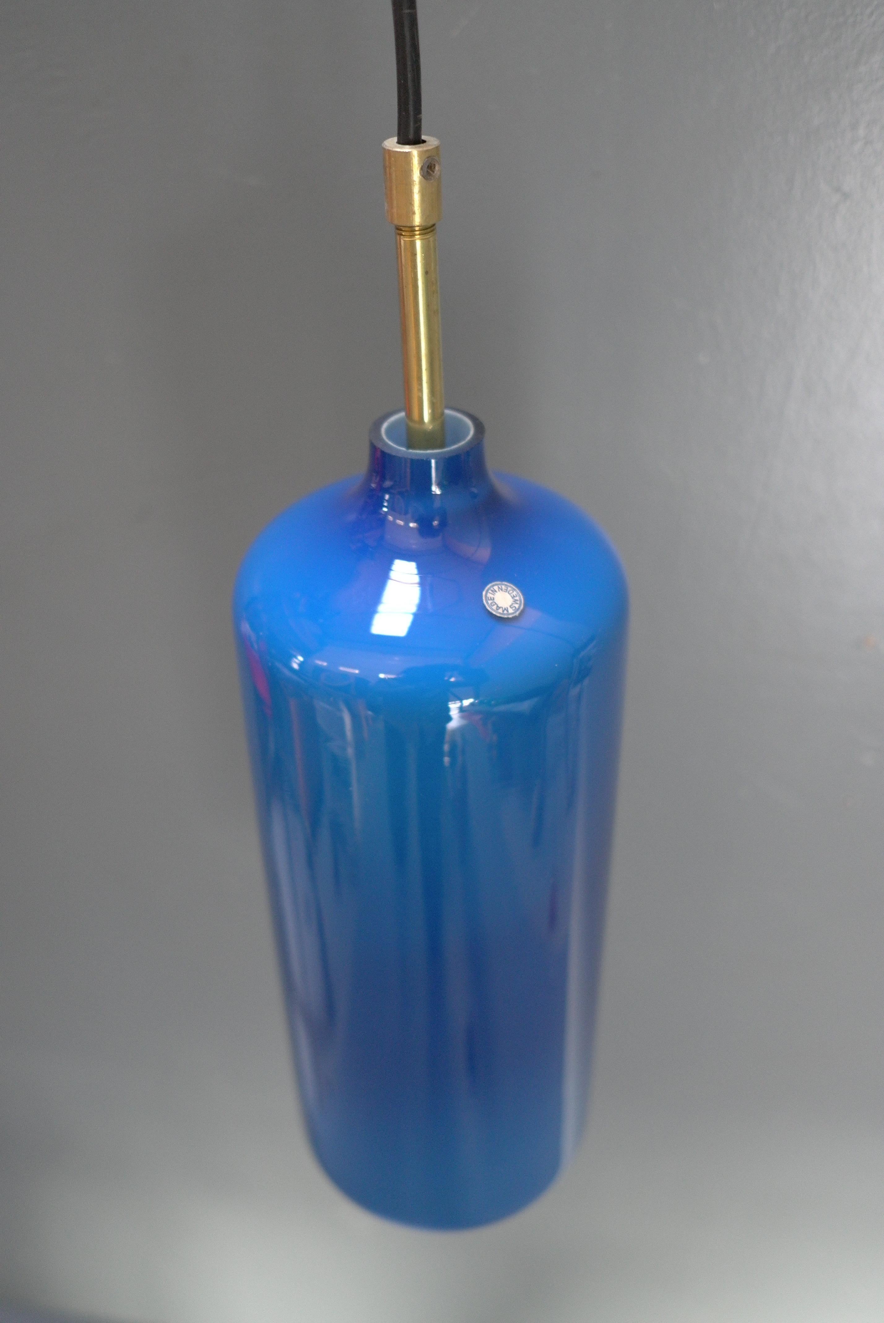 3x lampes à suspension à cylindre en verre bleu par Uno & sten Kristiansson, Suède, années 1960 en vente 1