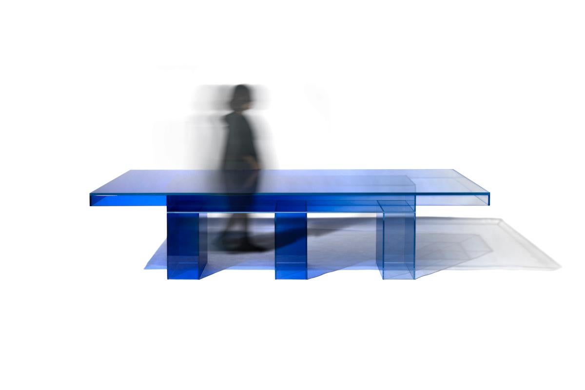 Dieser Esstisch ist aus Verbundglas in blauer Farbe. Größe und Farbe sind auf Anfrage anpassbar.

Das Studio Buzao ist ein experimentelles Designstudio. Es versucht, den Unterschied zwischen Produkt und Kunstwerk zu durchbrechen, indem es die