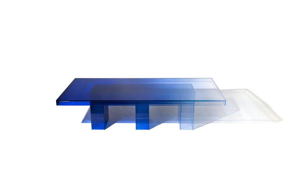 Esstisch in Nussbaumblau aus klarem Glas in Übergangsfarbe von Studio Buzao, anpassbar (Chinesisch) im Angebot