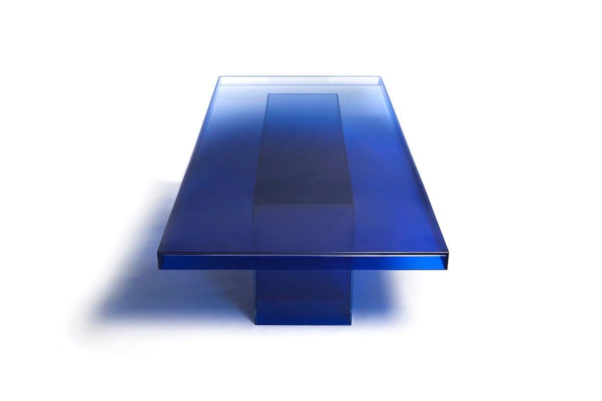 Esstisch in Nussbaumblau aus klarem Glas in Übergangsfarbe von Studio Buzao, anpassbar im Zustand „Neu“ im Angebot in Beverly Hills, CA
