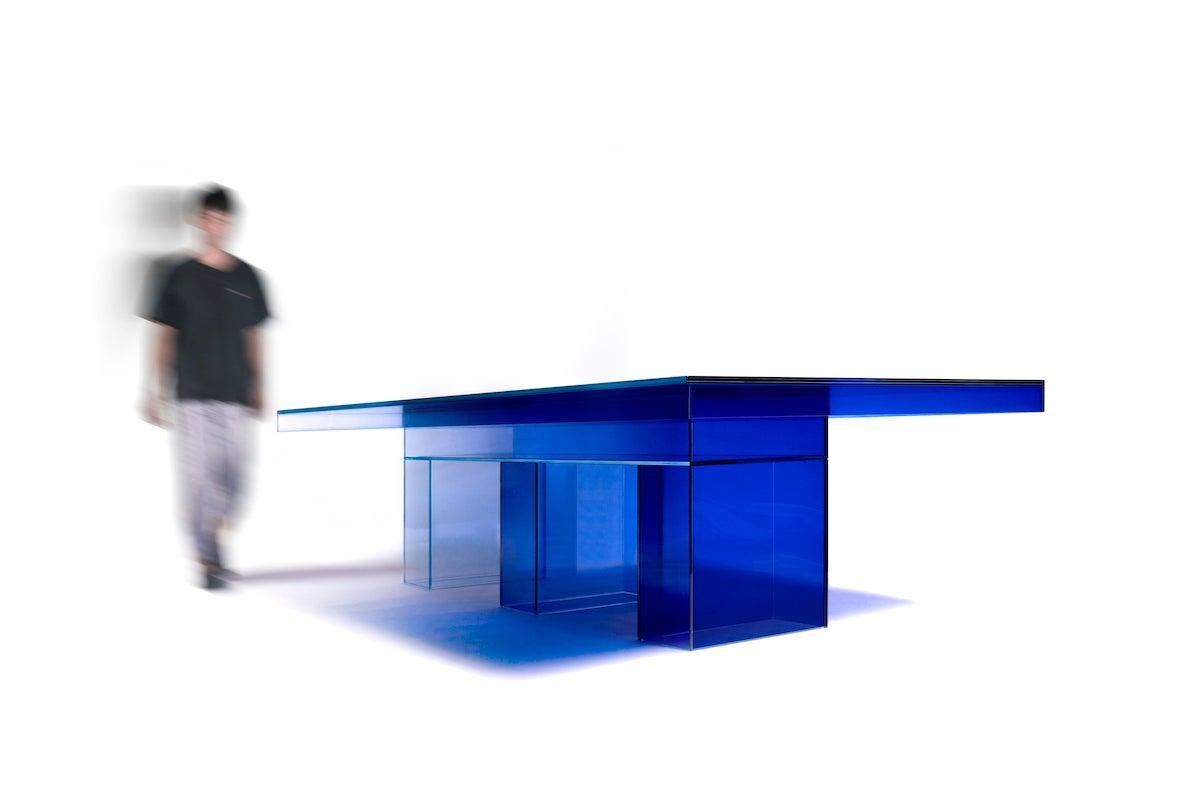 Esstisch in Nussbaumblau aus klarem Glas in Übergangsfarbe von Studio Buzao, anpassbar (21. Jahrhundert und zeitgenössisch) im Angebot