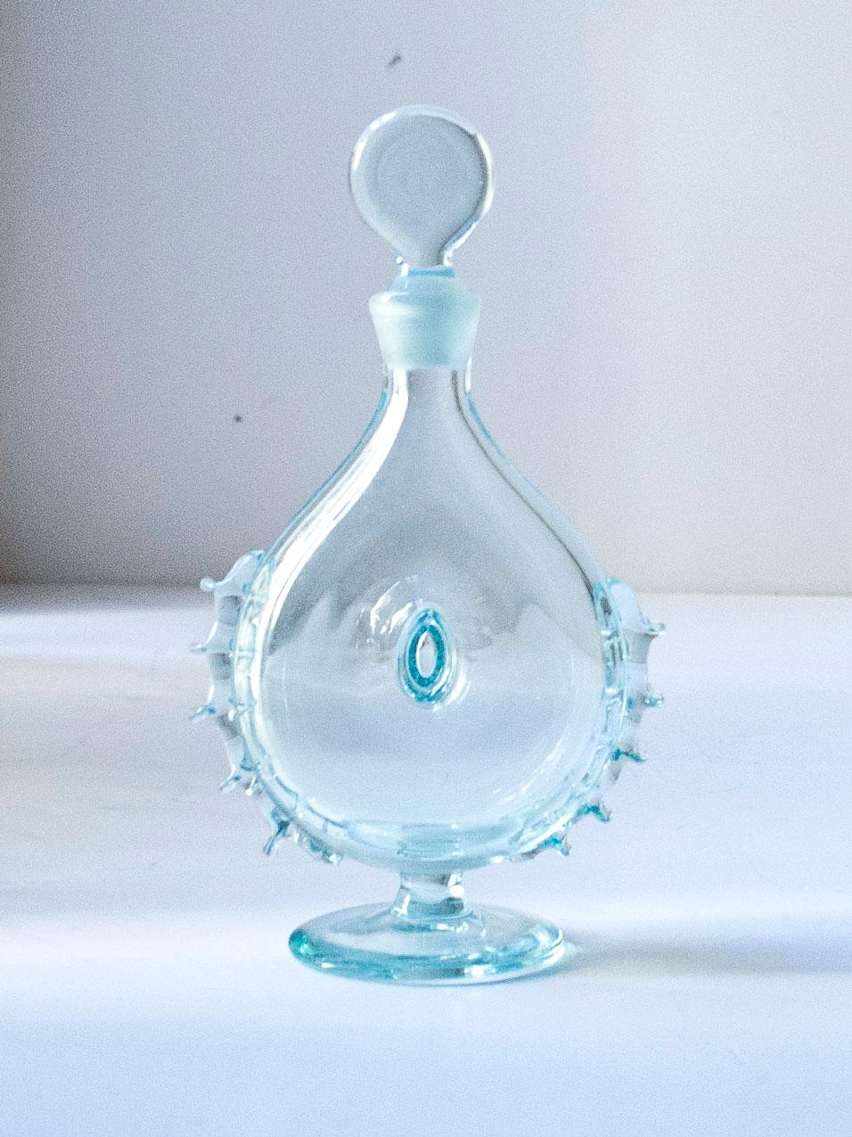 Suédois Carafe en verre bleu de Reijmyre Glassworks, Suède, c.1950 en vente
