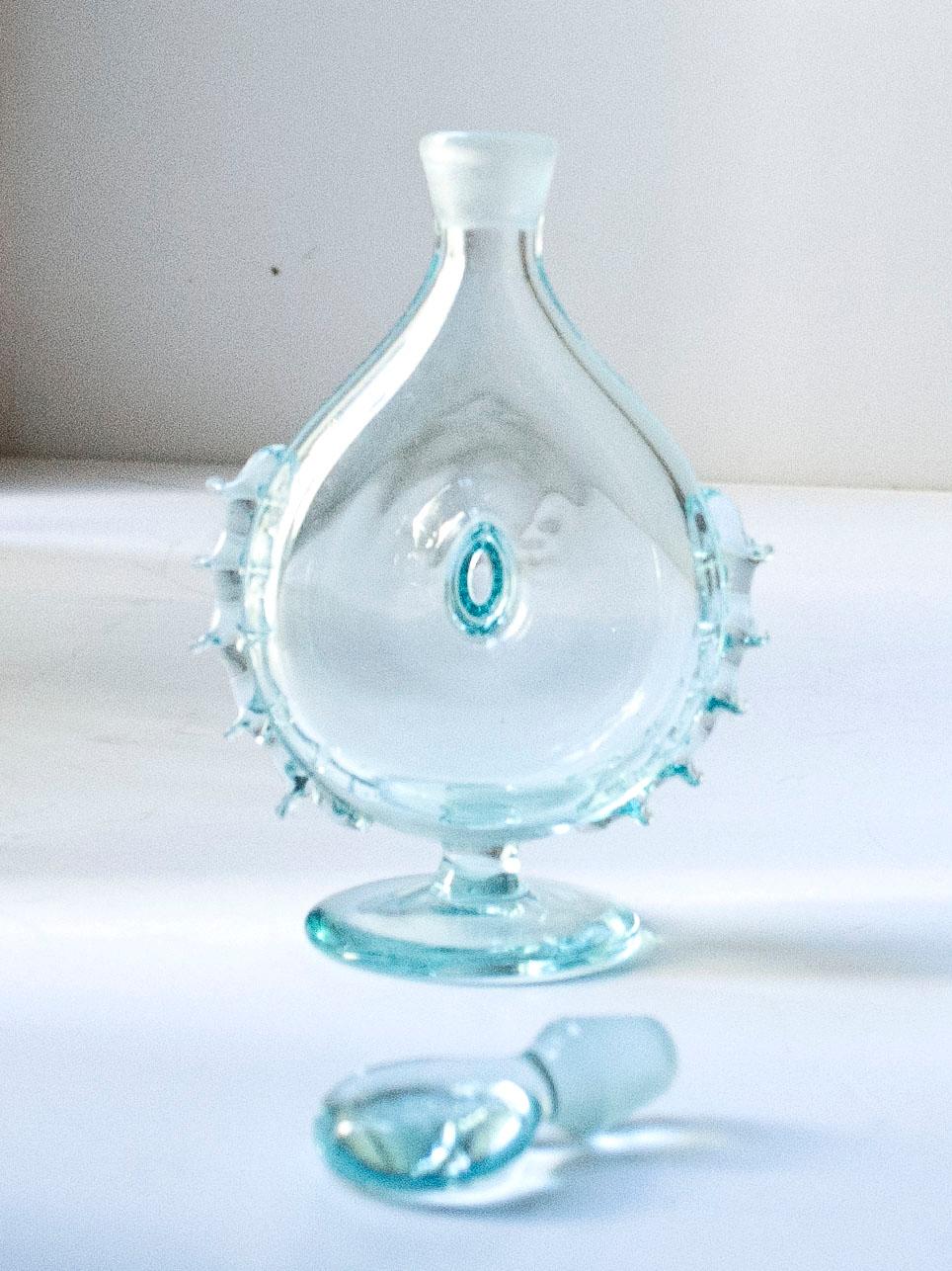 Carafe en verre bleu de Reijmyre Glassworks, Suède, c.1950 Excellent état - En vente à New York, NY