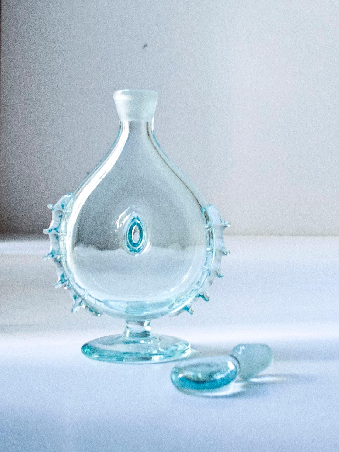 Milieu du XXe siècle Carafe en verre bleu de Reijmyre Glassworks, Suède, c.1950 en vente