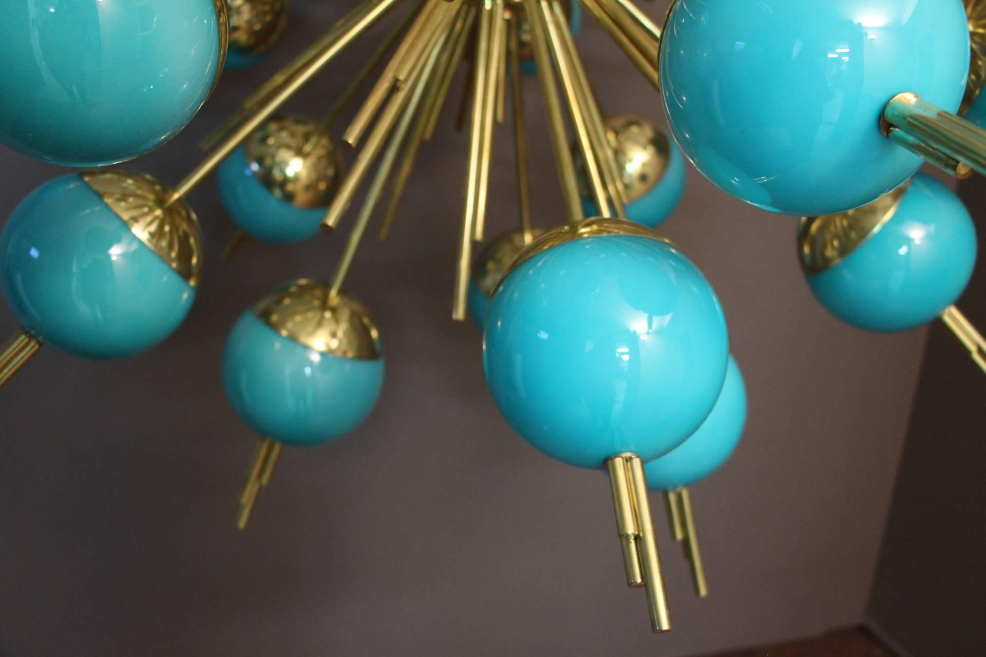 XXIe siècle et contemporain Lustre Sputnik en laiton et globes en verre bleu en vente