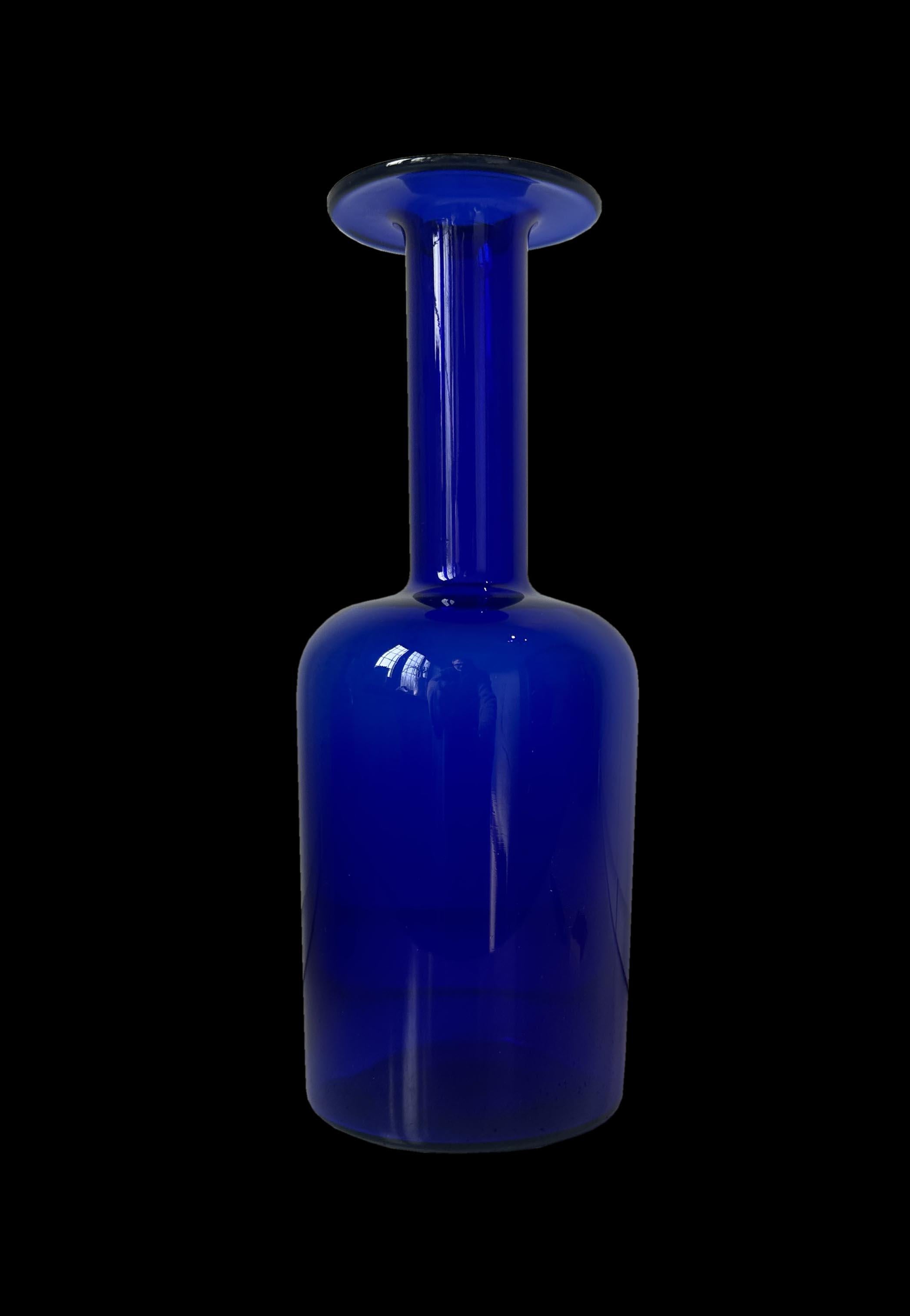 This is a very nice cobalt blue version of the super cool and stylish Gulvase by designer Otto Brauer for Holmegaard, Denmark