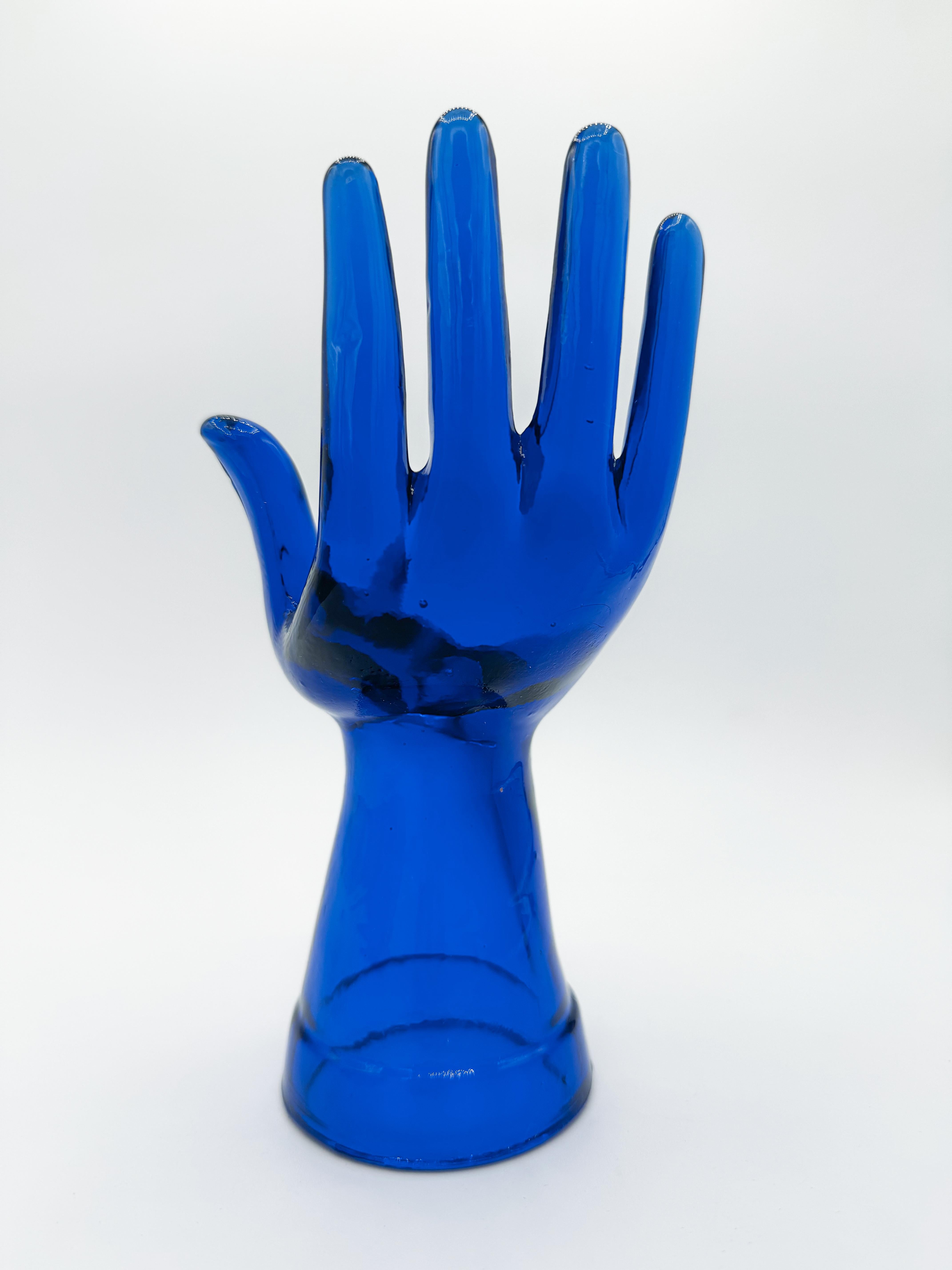 Maniquí de cristal azul Mano de exhibición Años 60 en Bueno estado para la venta en Toronto, CA