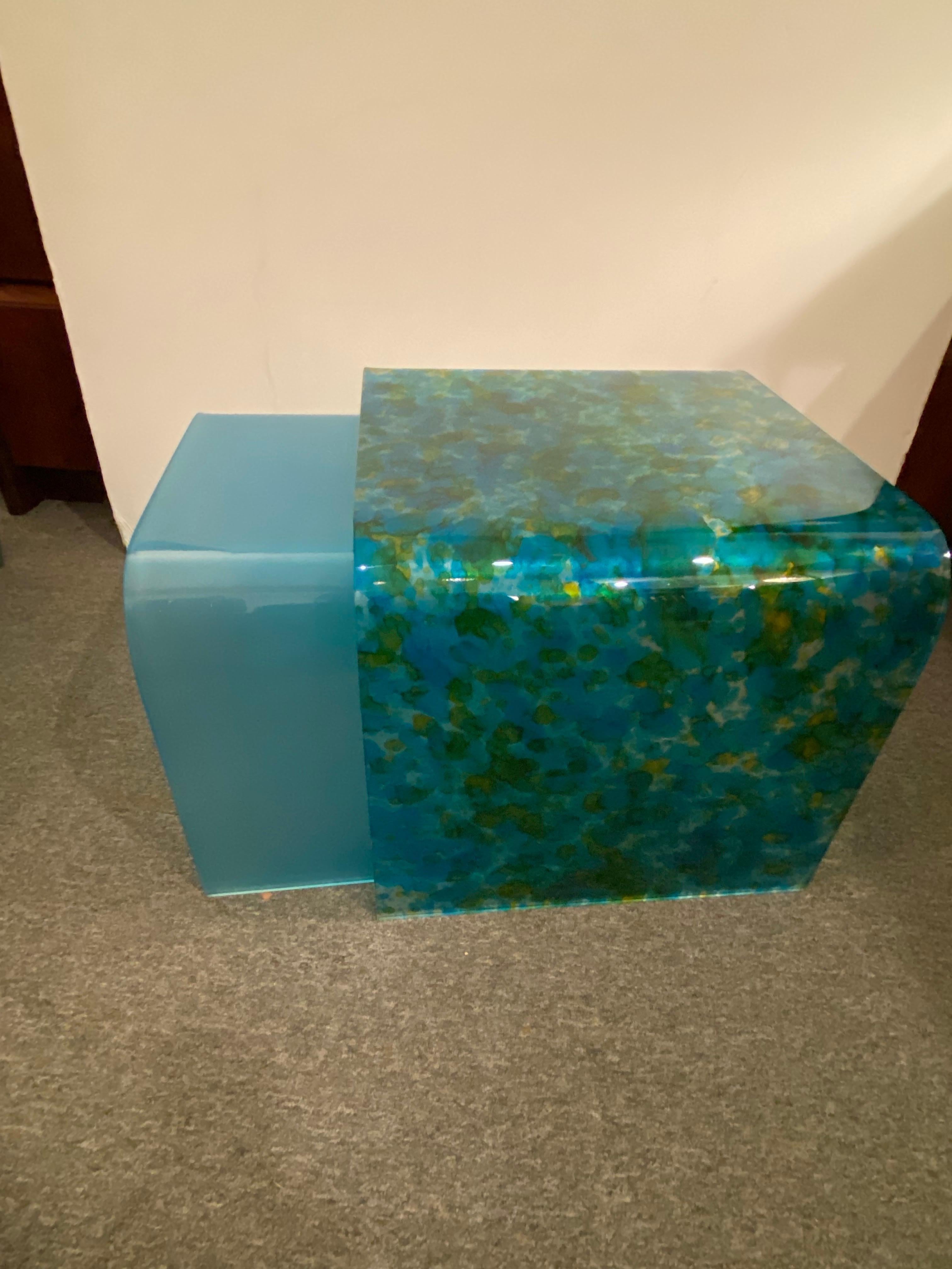 Ein Paar Nesiting-Tische aus Glas im Stil von Angelo Cortesi.  Ungewöhnlich mit einem gesprenkelten blauen Muster auf dem größeren Exemplar. Der kleinere ist einfarbig blau.  Perfekt für den Einsatz in vielen Bereichen!  Der kleinere blaue hat einen