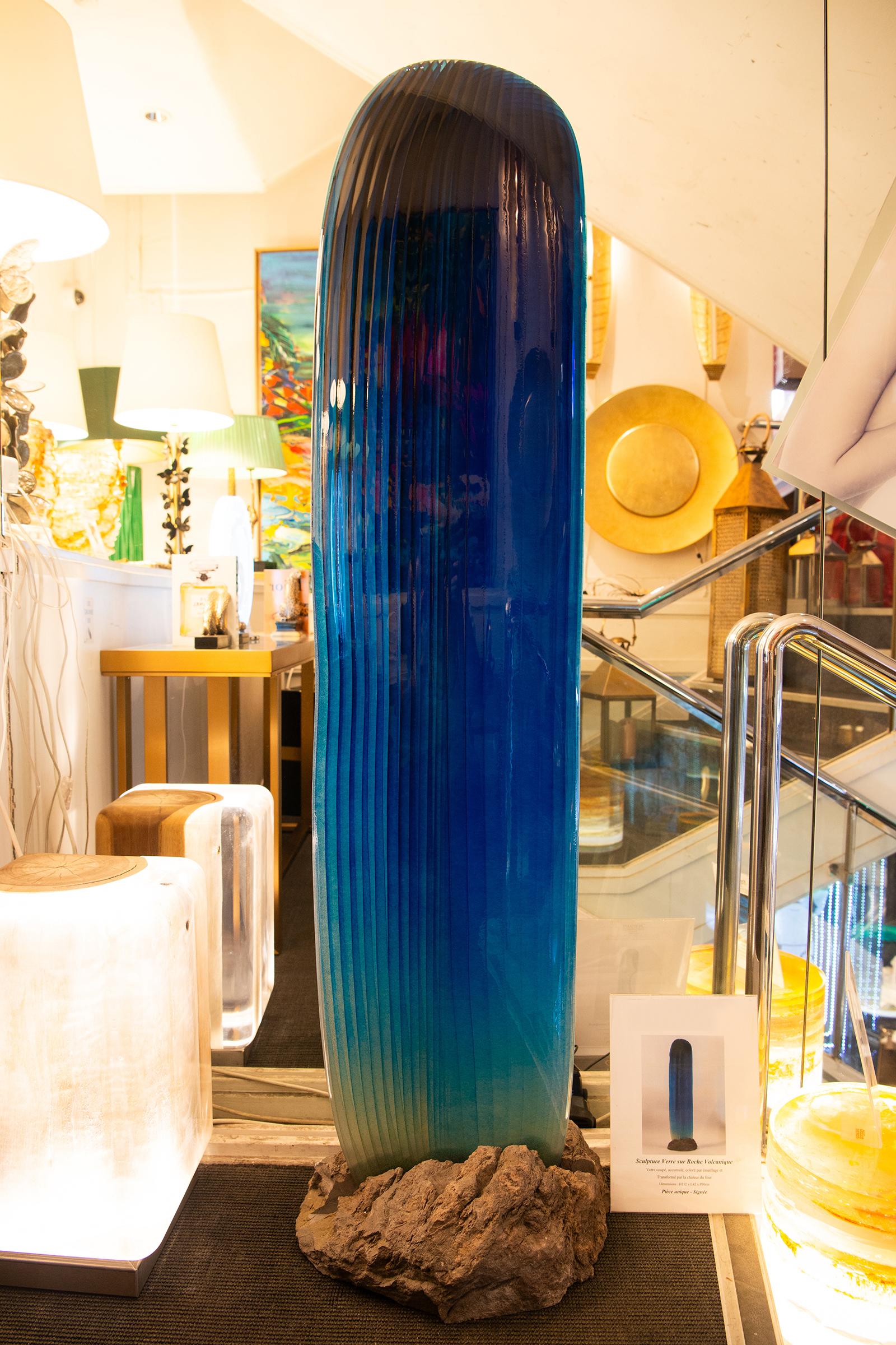 Sculpture Blue Glass on Volcanic rock made of cut 
and accumulated glass, colored by enameling using 
the heat of the kiln, on a volcanic rock base. 
A unique, signed piece
