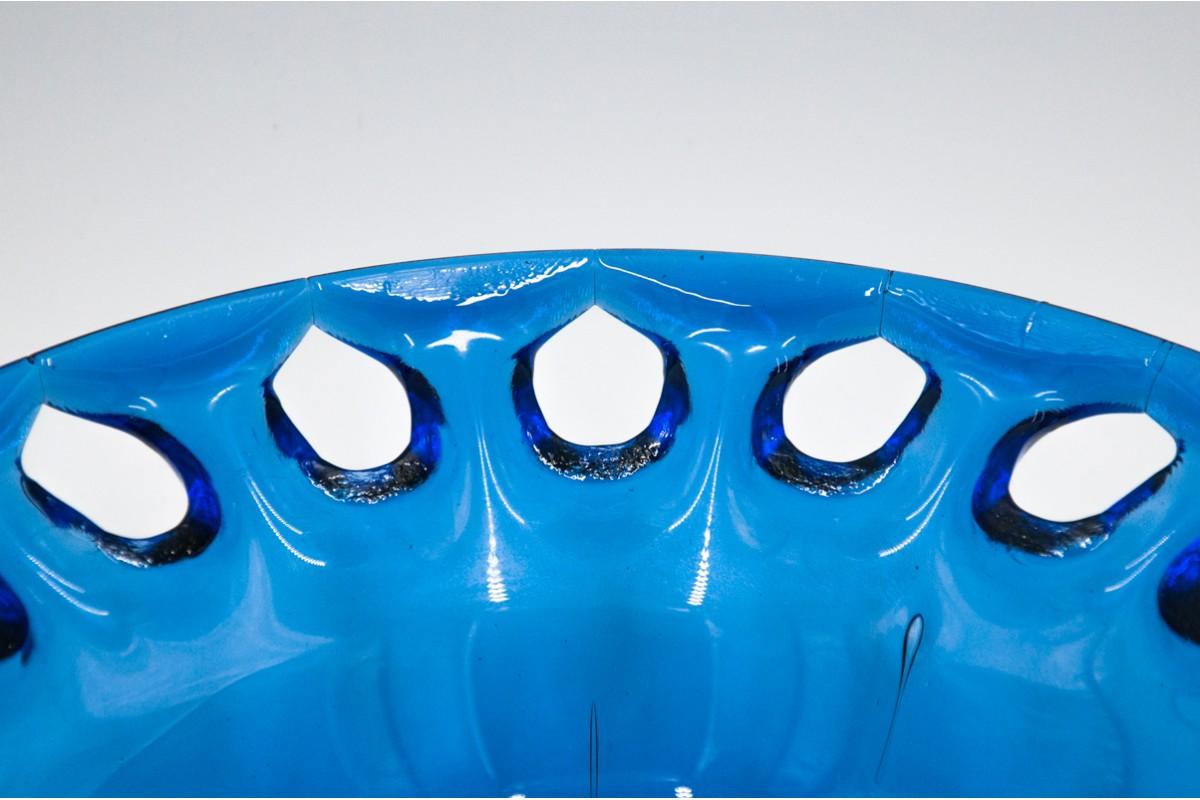 Un bol en verre bleu produit en Pologne dans les années 1970.

Très bon état

Mesures : hauteur 8cm, diamètre 31cm.