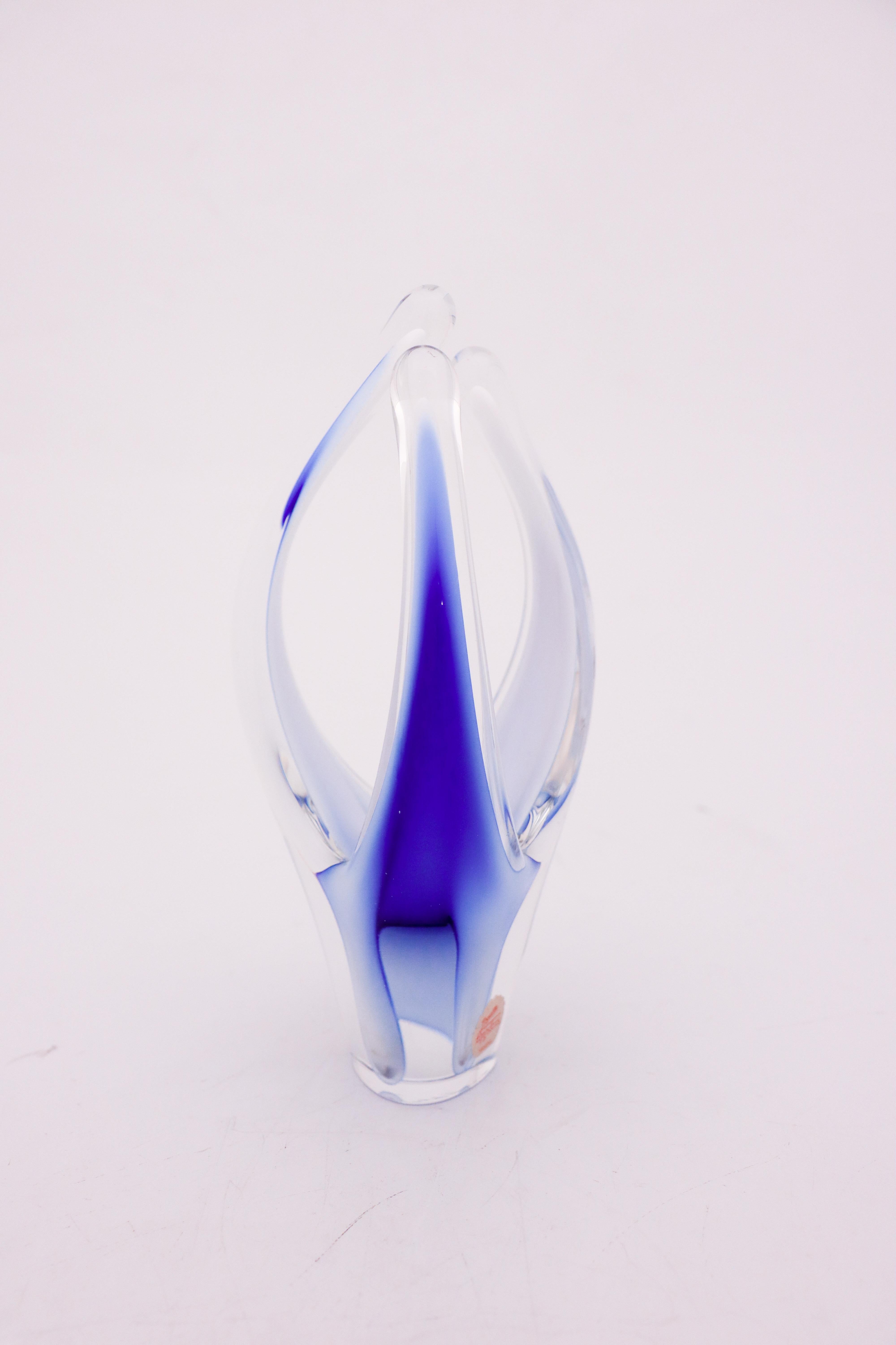 A lovely glass sculpture / vase of model Coquille designed by Paul Kedelv at Flygsfors glassworks in Sweden in 1960. It is 21 cm (8.4