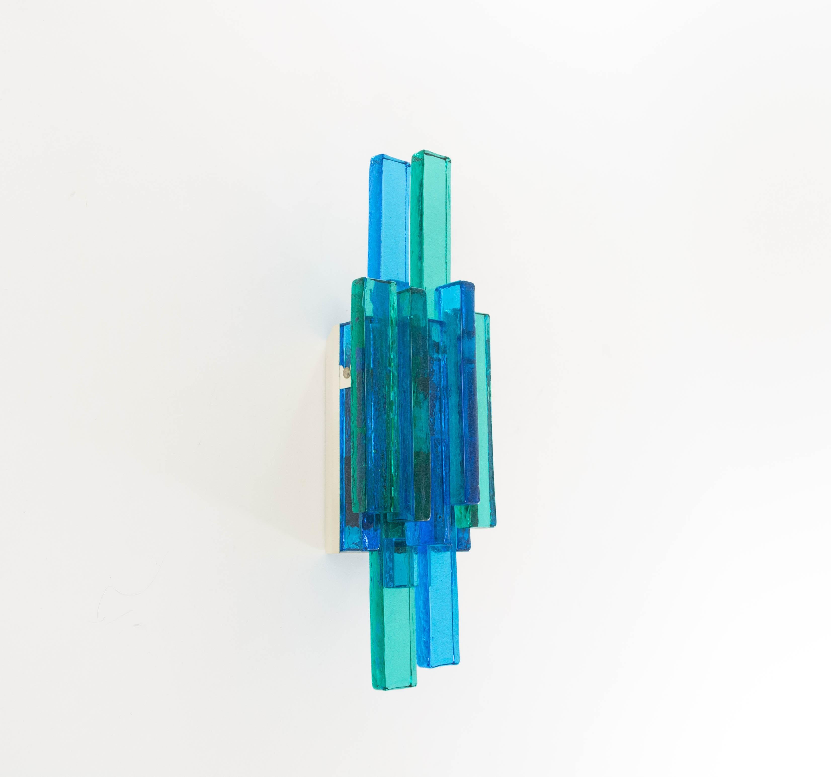 Blue glass Skulptur lampet wall lamp designed by Svend Aage Holm Sørensen for his own company, Holm Sørensen & Co. Beautifully designed with marine and dark blue colored glass, granting the lamp a striking appearance.

The lamp consists of a glass