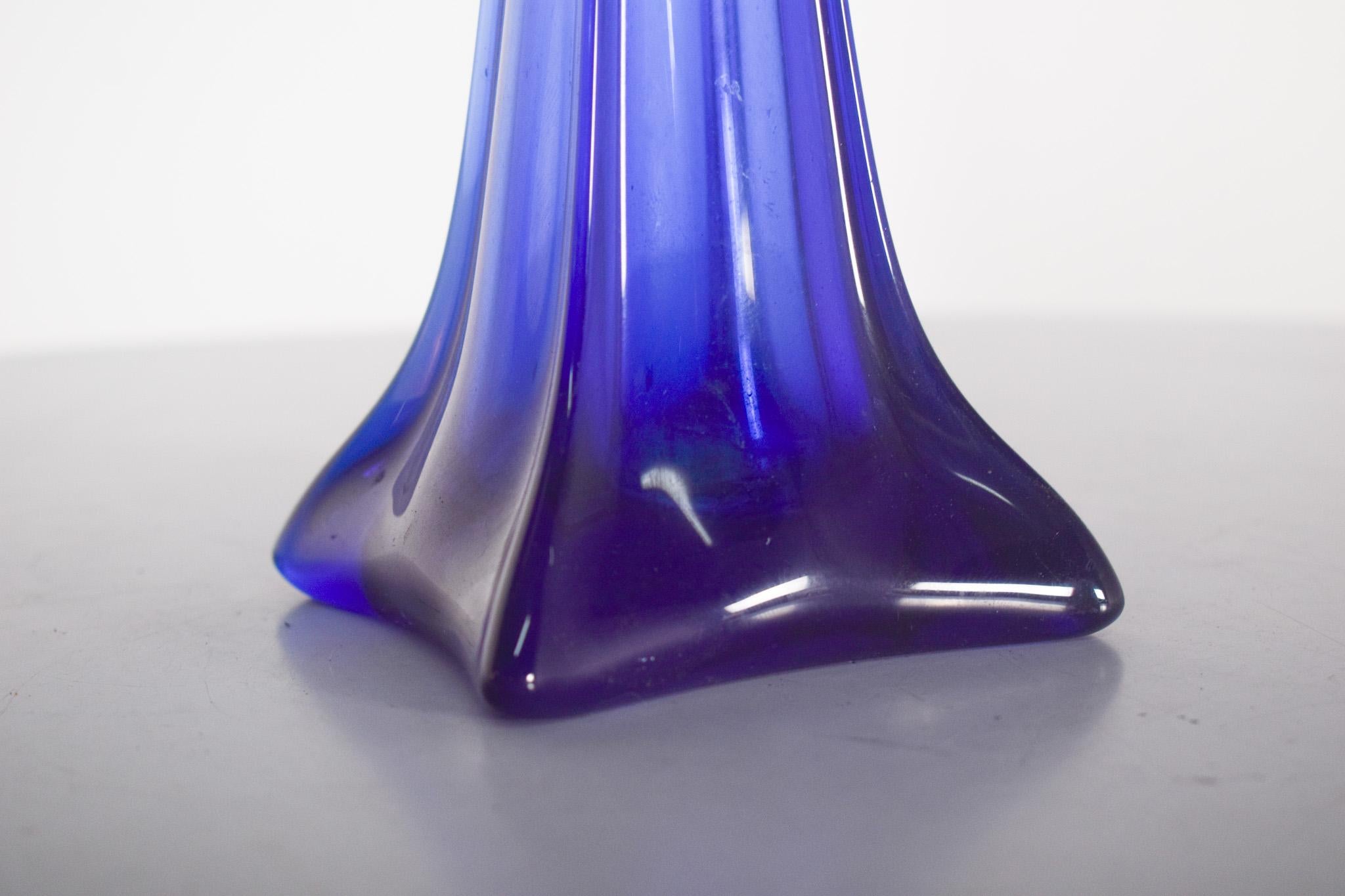 20ième siècle Solitaire en verre bleu, pot à fleurs en vente