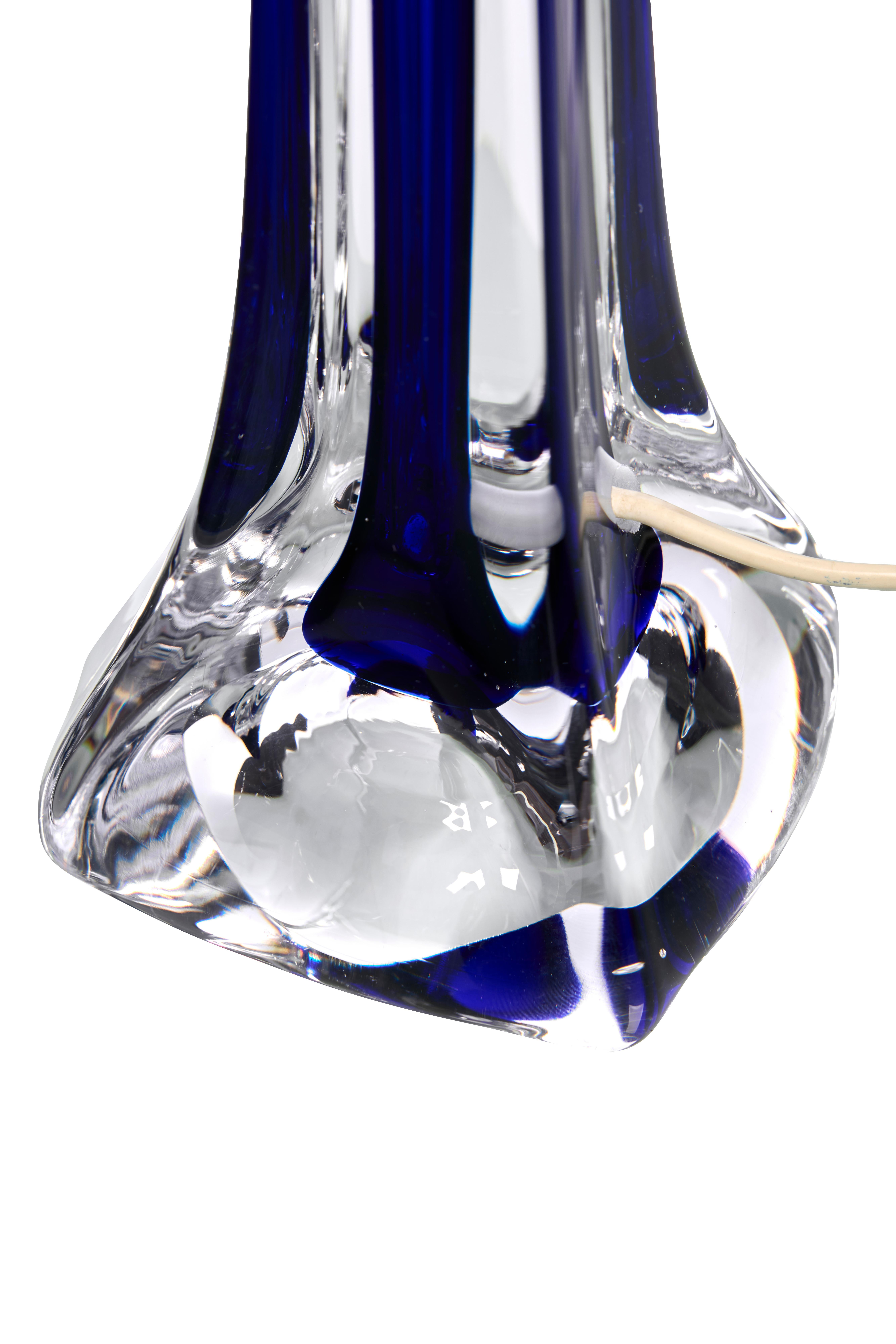 Lámpara de sobremesa de cristal azul de Paul Kedelv para Flygfors, años 60 Sueco en venta