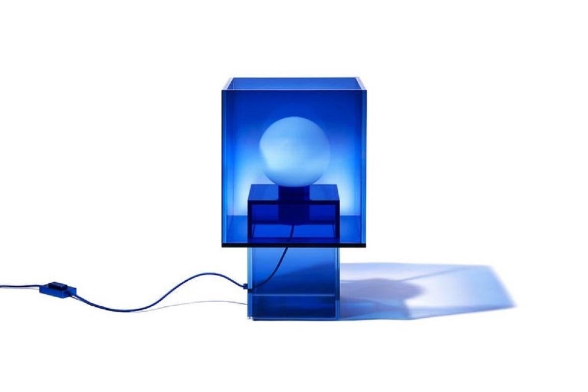 XXI secolo e contemporaneo Lampada da tavolo in vetro blu Null Clear Transition Color Square Studio A in vendita