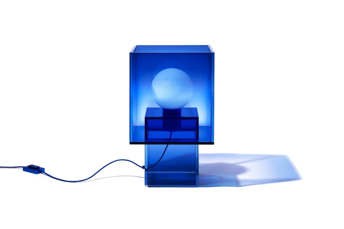 Tischlampe in Nullblau aus Glas, durchsichtige Übergangsfarbe, quadratisch, Studio Buzao (21. Jahrhundert und zeitgenössisch)