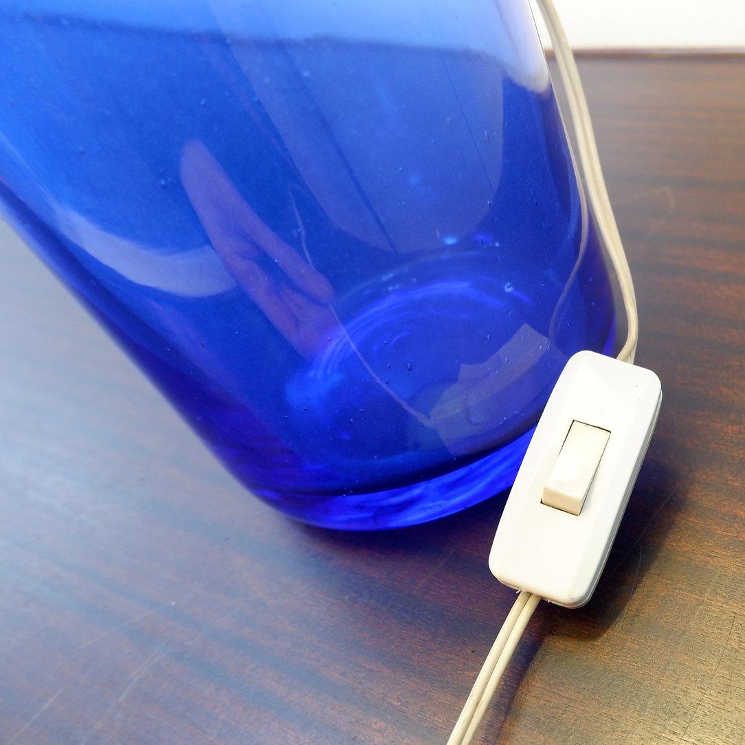 Lámpara de mesa de cristal azul con pantalla original de flores - Años 60 en venta 5