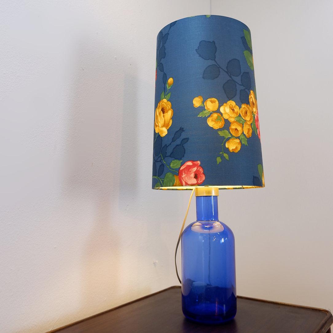 Lámpara de mesa de cristal azul con pantalla original de flores - Años 60 en venta 6