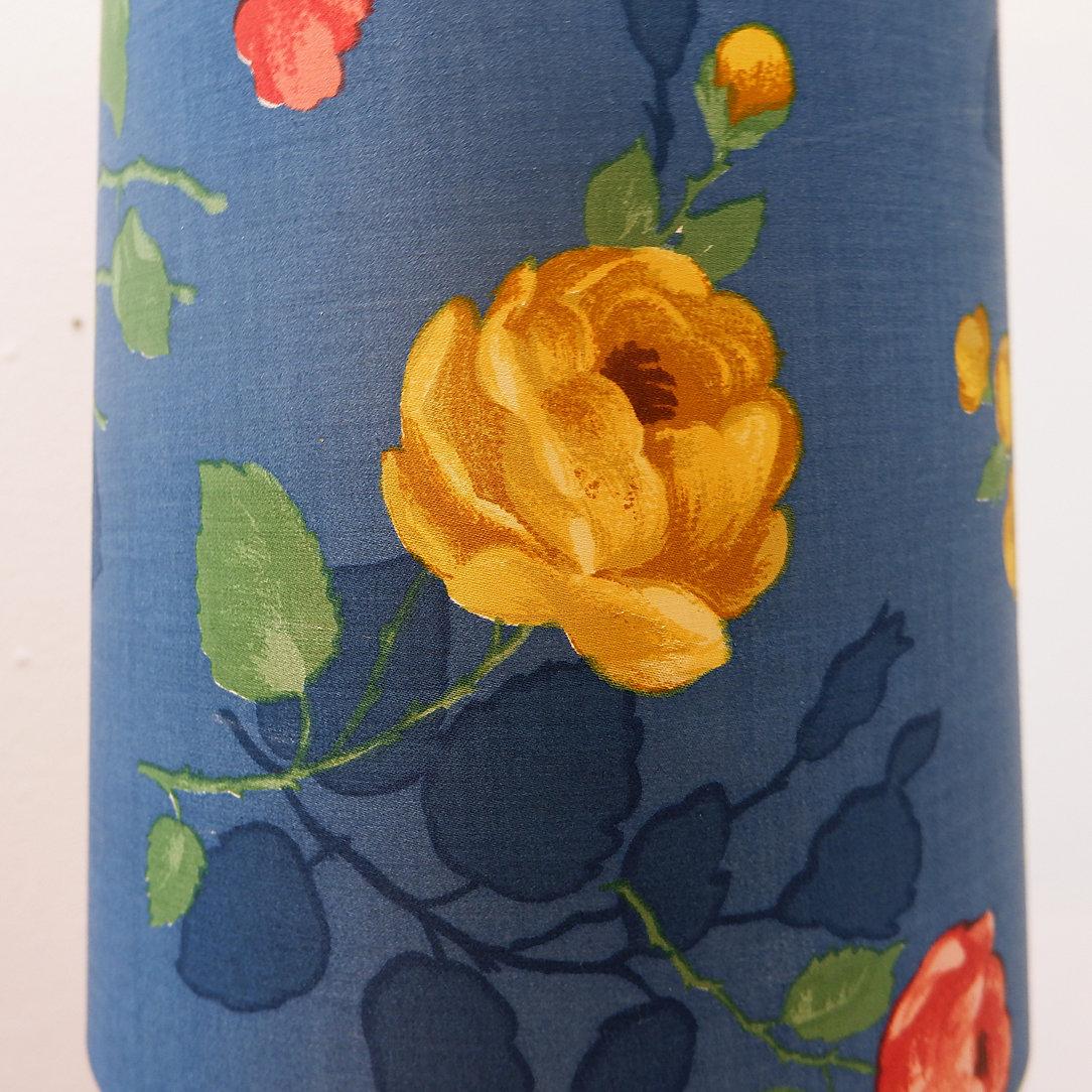 Lámpara de mesa de cristal azul con pantalla original de flores - Años 60 en Bueno estado para la venta en Linkebeek, BE