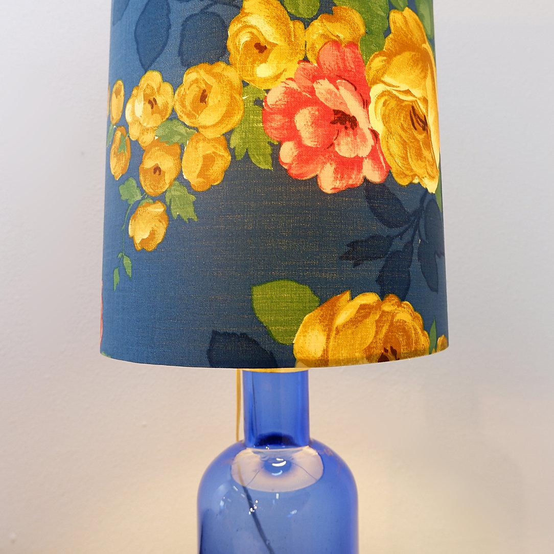 Lámpara de mesa de cristal azul con pantalla original de flores - Años 60 Tela en venta