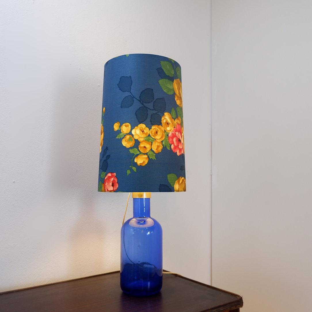 Lámpara de mesa de cristal azul con pantalla original de flores - Años 60 en venta 2