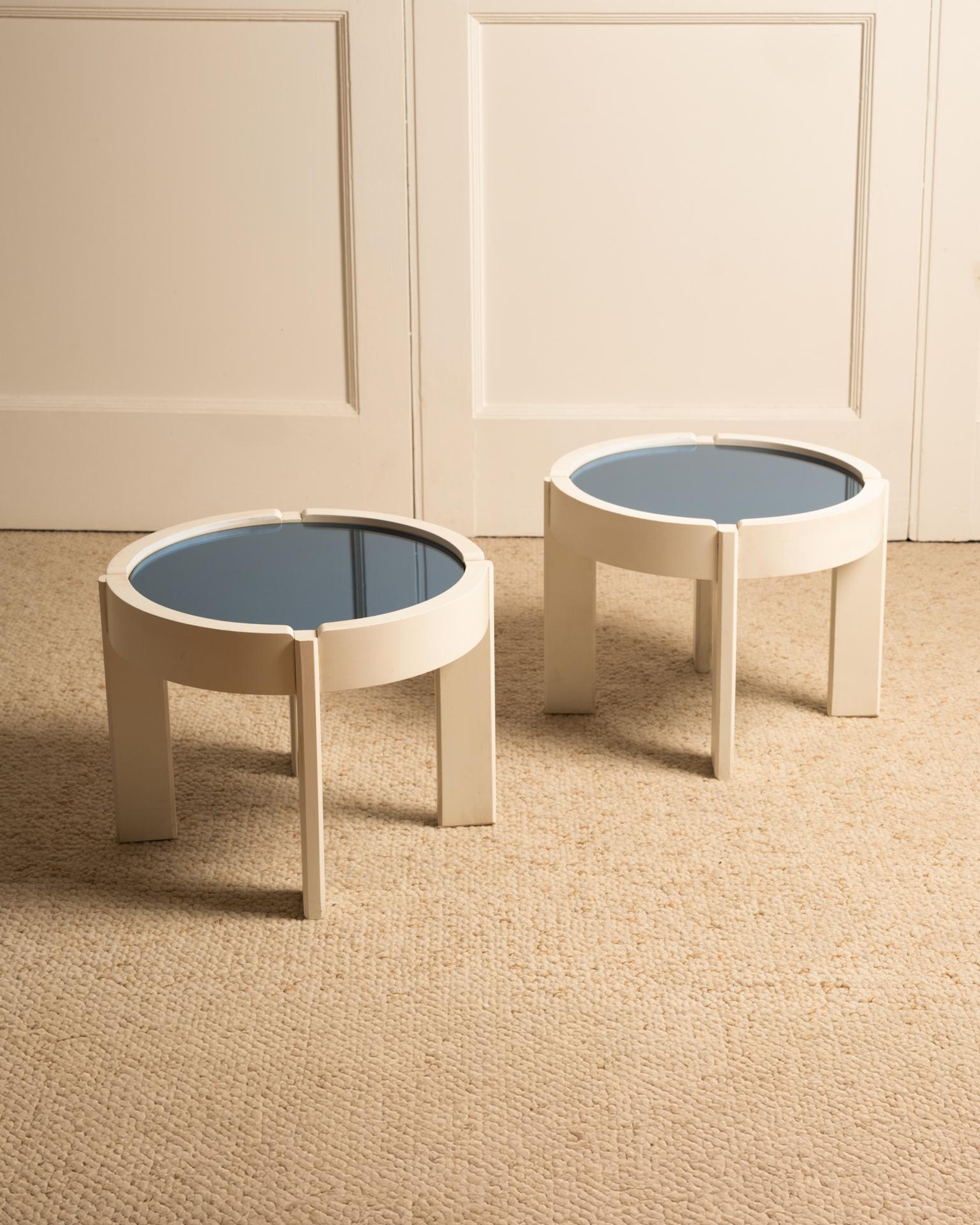 Coppia di tavolini italiani in stile Wood Wood degli anni '70 in legno laccato bianco. Piano in vetro blu.

Dimensioni H41 x D48 cm