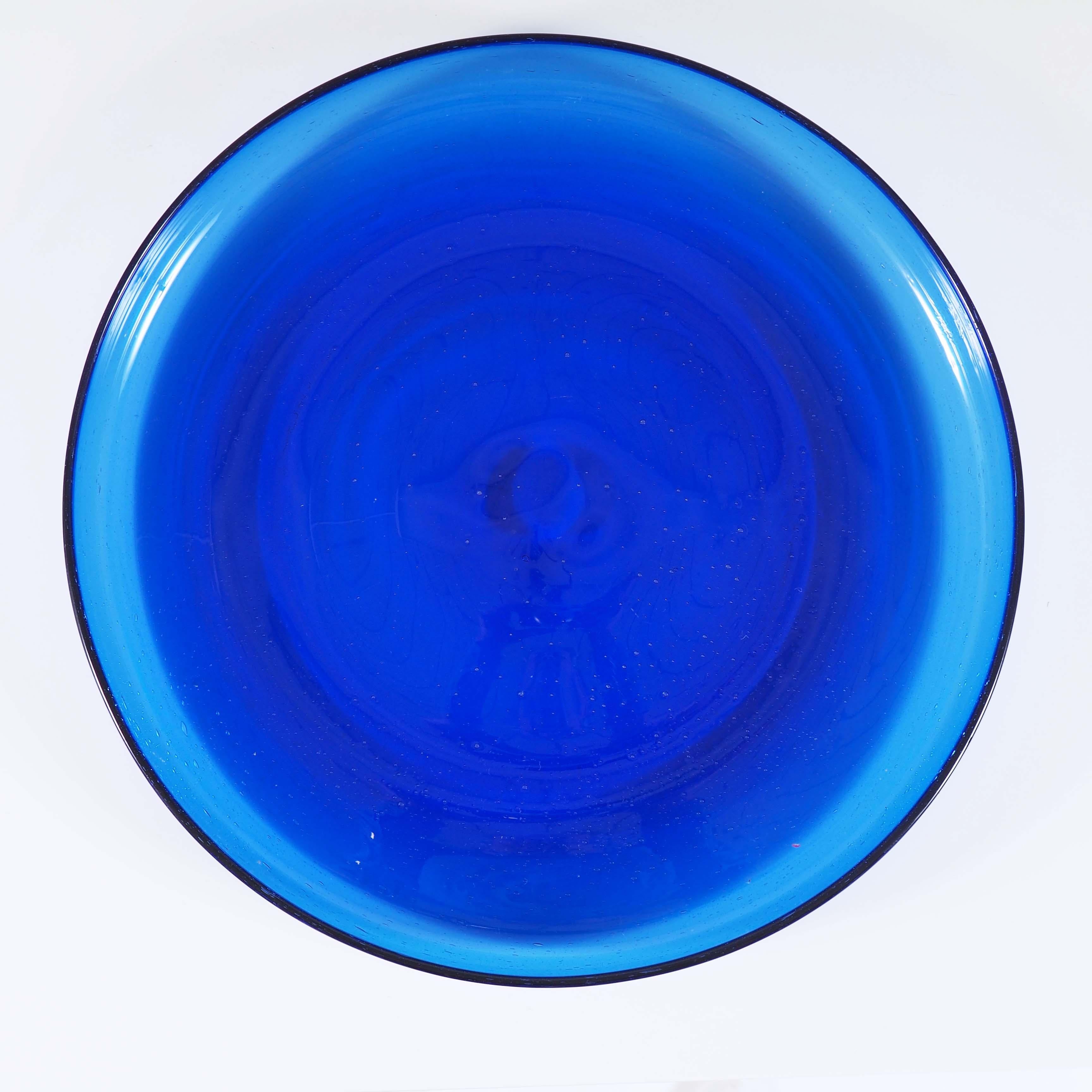 Suédois Plateau en verre bleu par Erik Höglund, Boda, Suède en vente