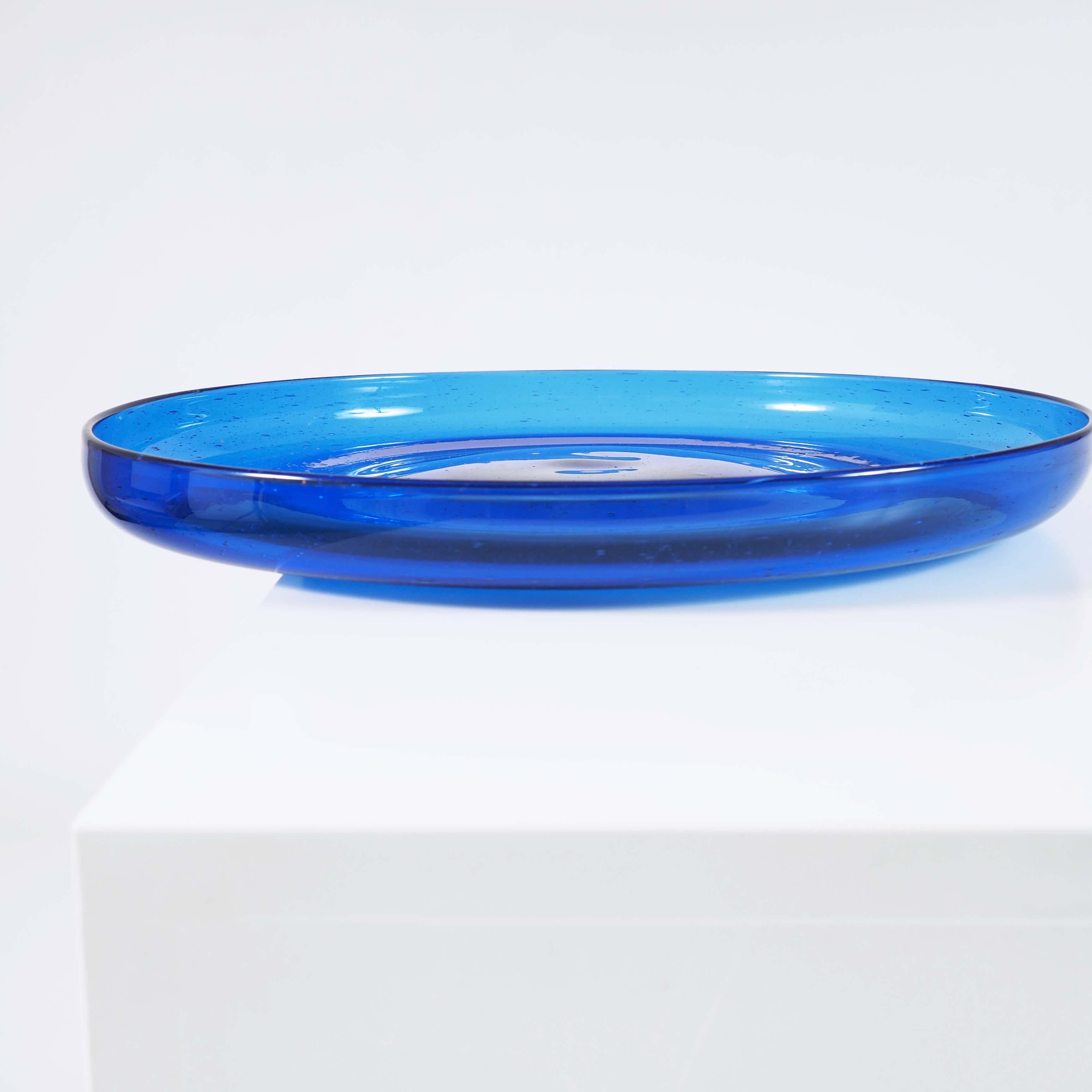 Large hand blown glass tray by Erik Höglund, made at Boda glassworks. The tray is typical for Höglund's rustic style, with irregular bubbles in the glass. Höglund was bored by the perfection of the 1950s and experimented with different ways to make