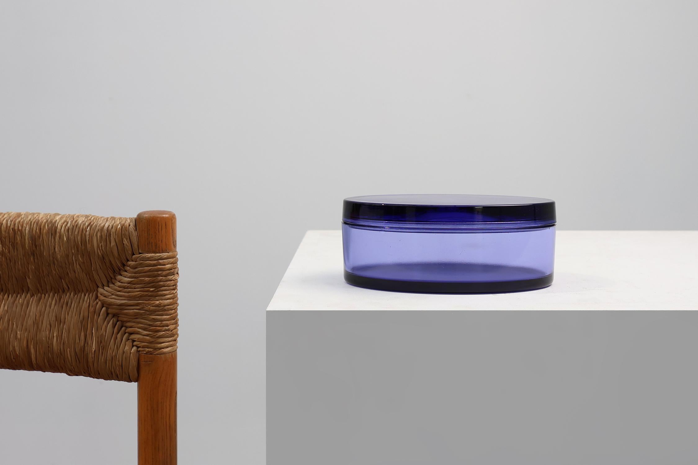 Bélgica / 1900 / Poche de Vie / Val-Saint-Lambert / vidrio / Barroco / Rococó

Un refinado ejemplo del arte del vidrio belga, este azul vibrante firmado Val Saint Lambert Vide-Poche. Refleja maravillosamente la opulencia y el florecimiento